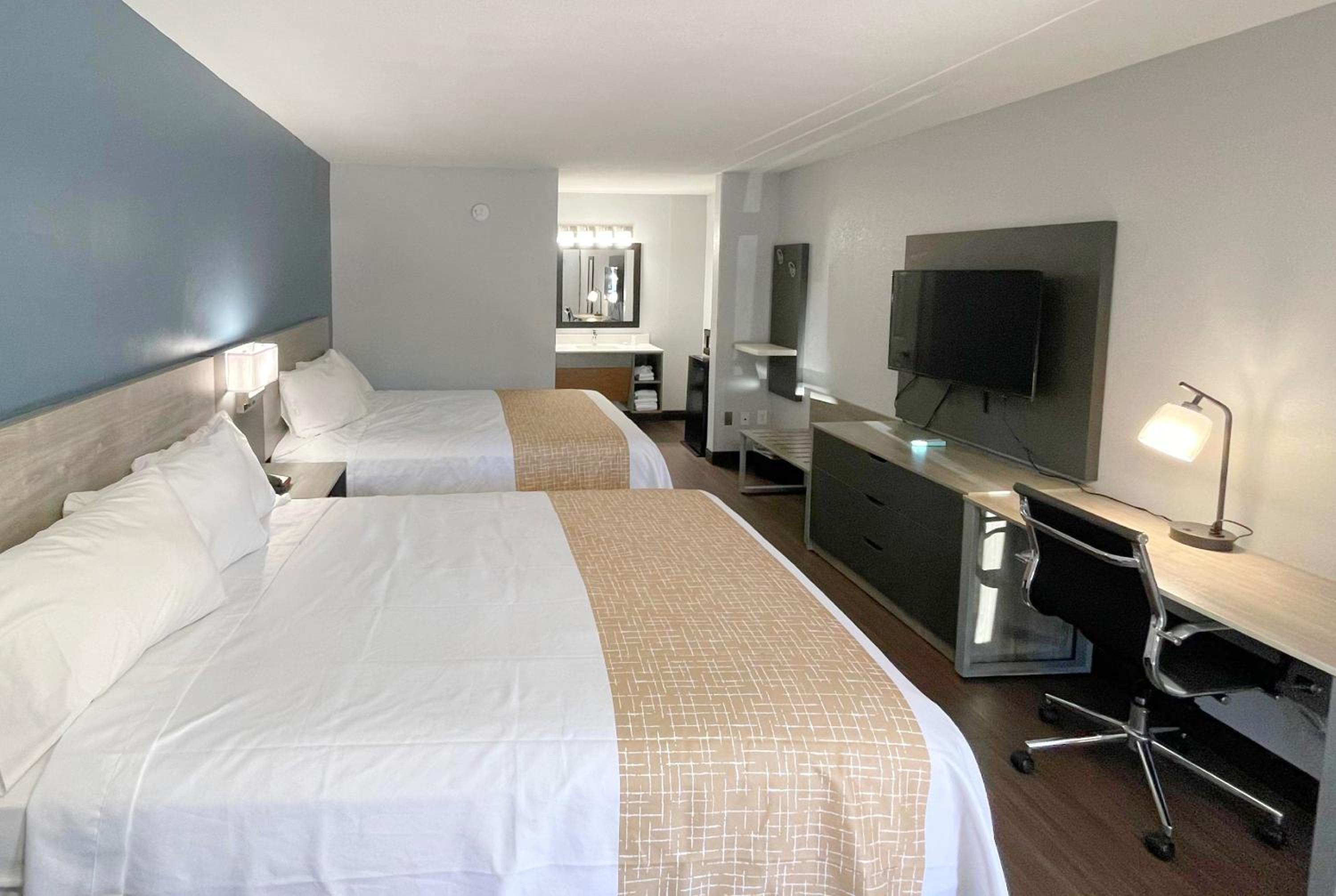 Queen Room with Two Queen Beds - Non-Smoking - Photo 4