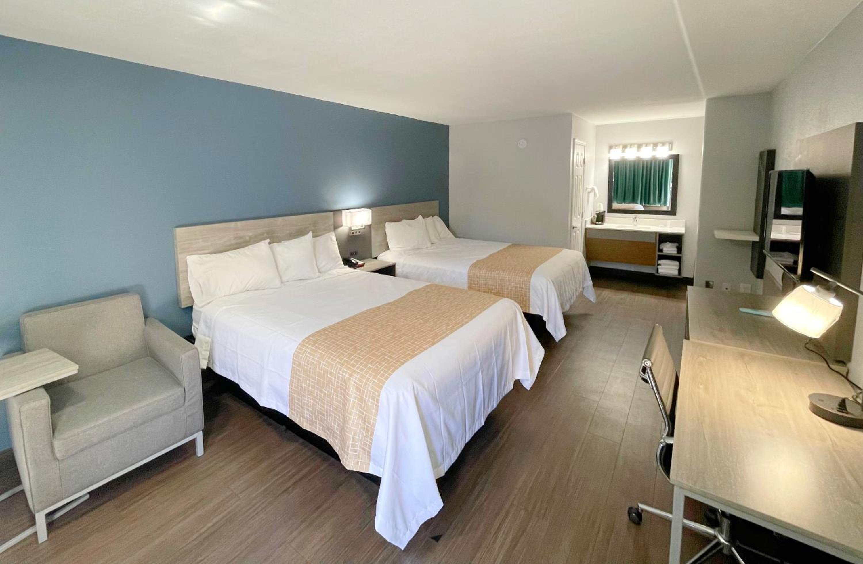 Queen Room with Two Queen Beds - Non-Smoking - Photo 1
