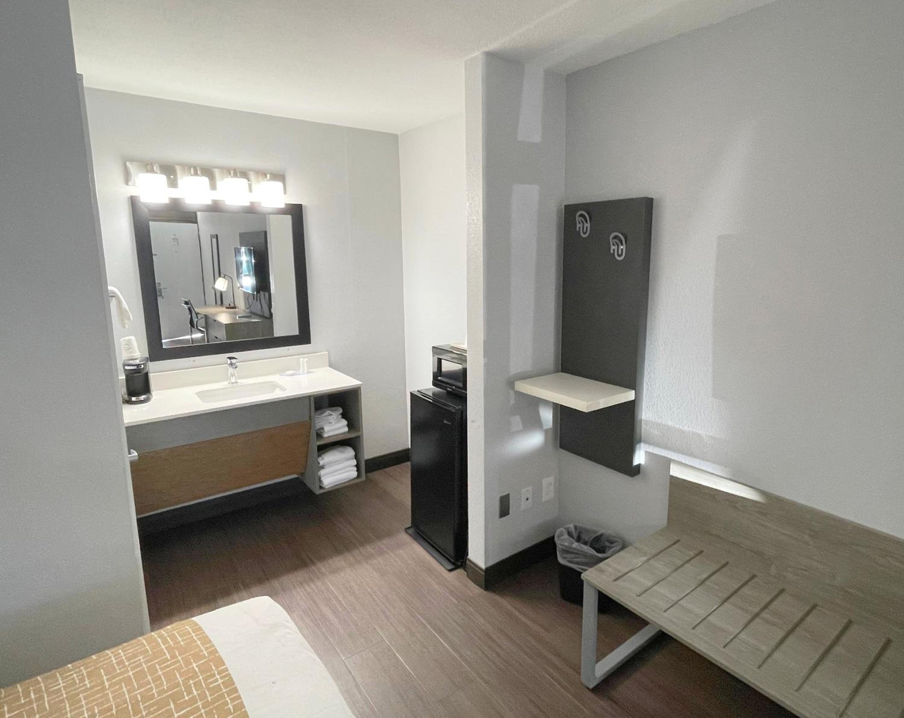 Queen Room with Two Queen Beds - Non-Smoking - Photo 5