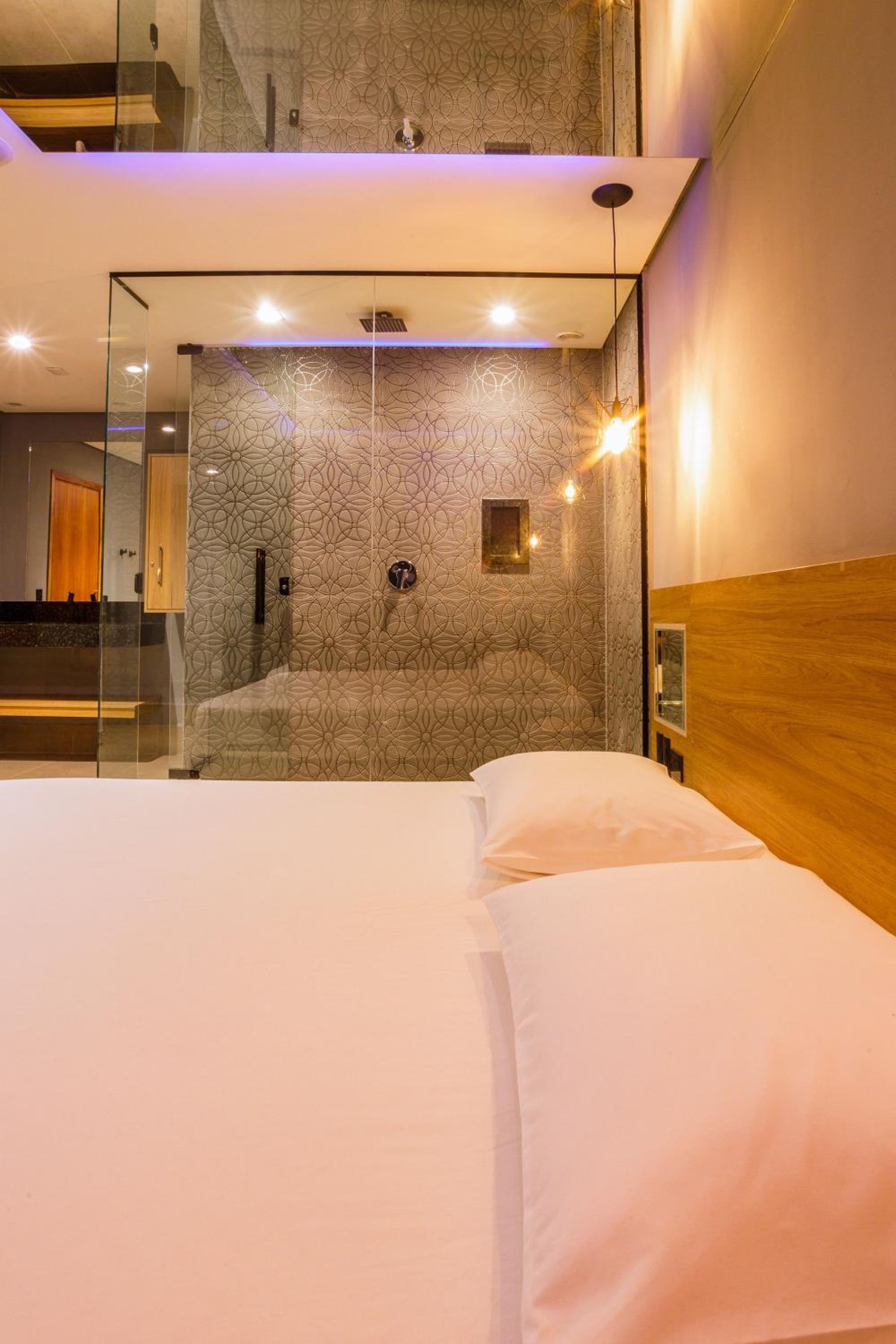 Suite - Photo 13