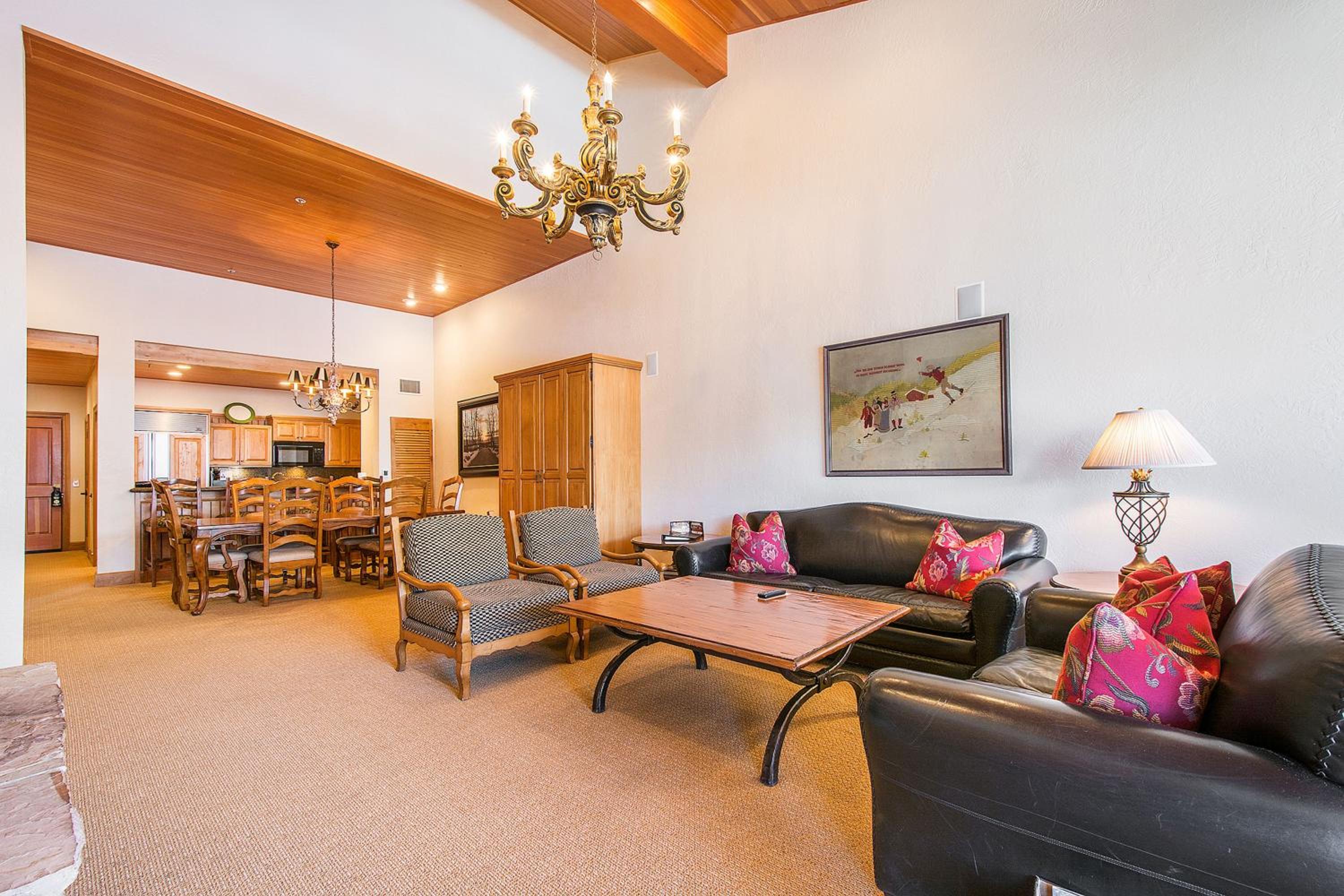 Premium Luxury Five Bedroom Townhouse with Hot Tub - Photo 4