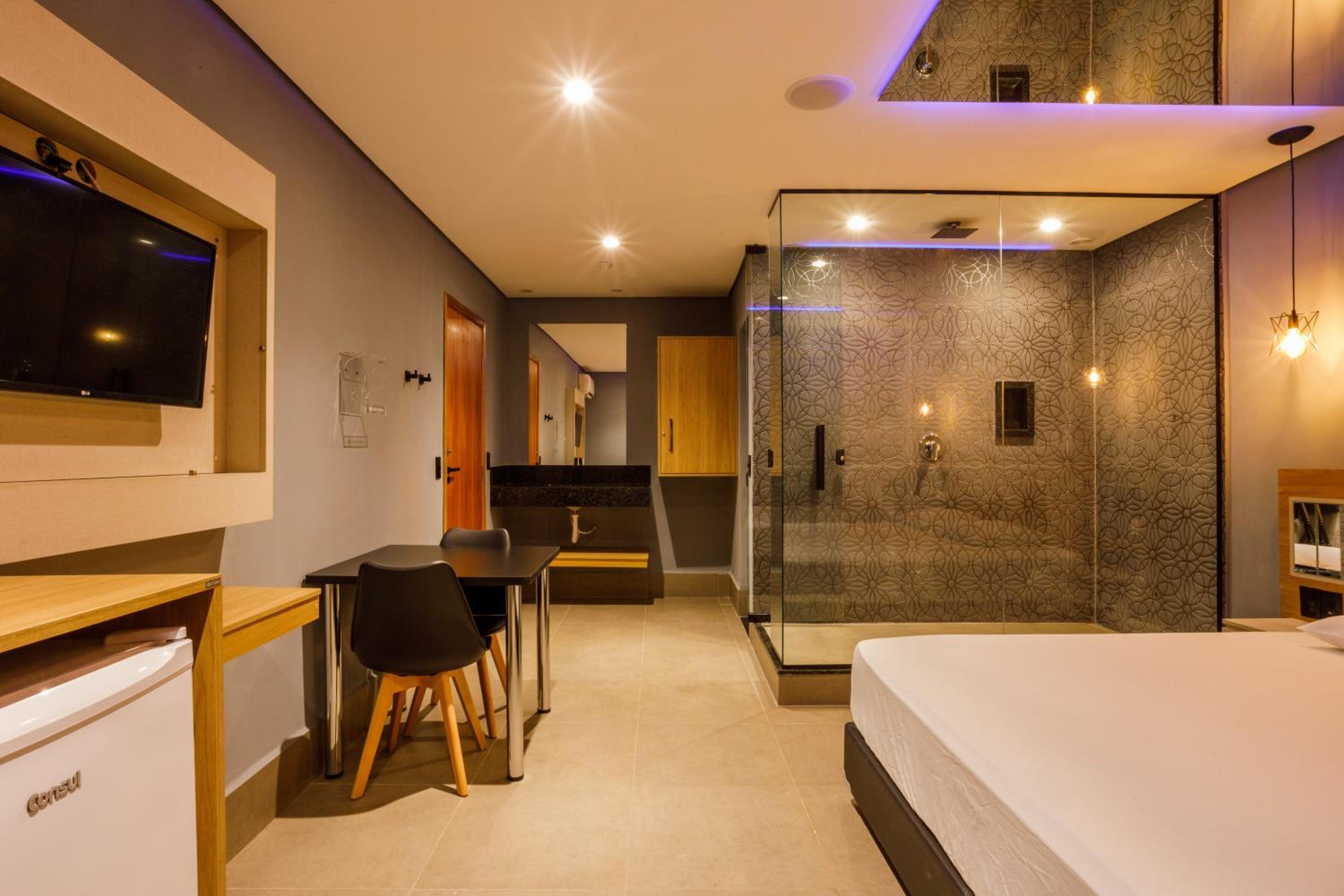 Suite - Photo 7
