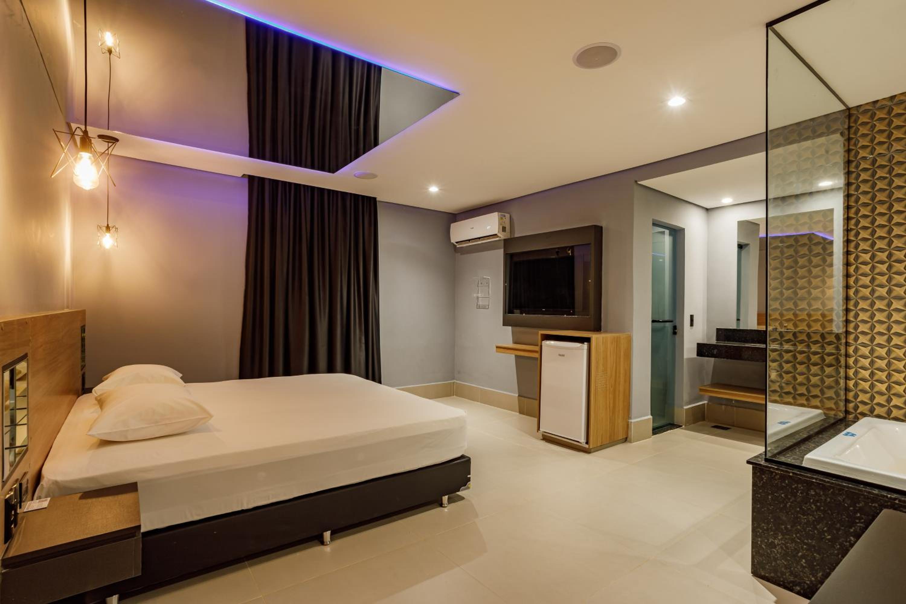 King Suite with Spa Bath - Photo 1