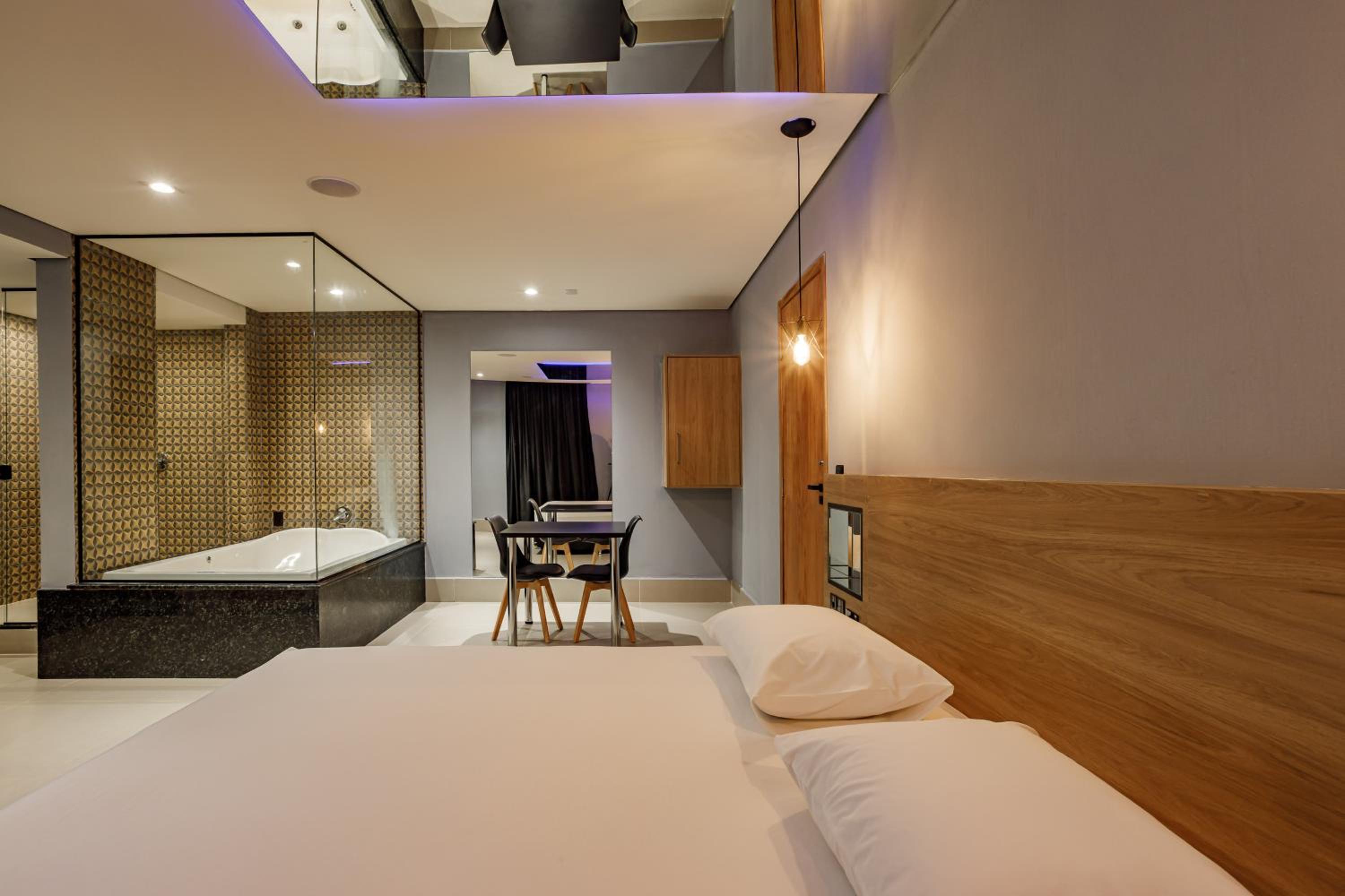 King Suite with Spa Bath - Photo 3