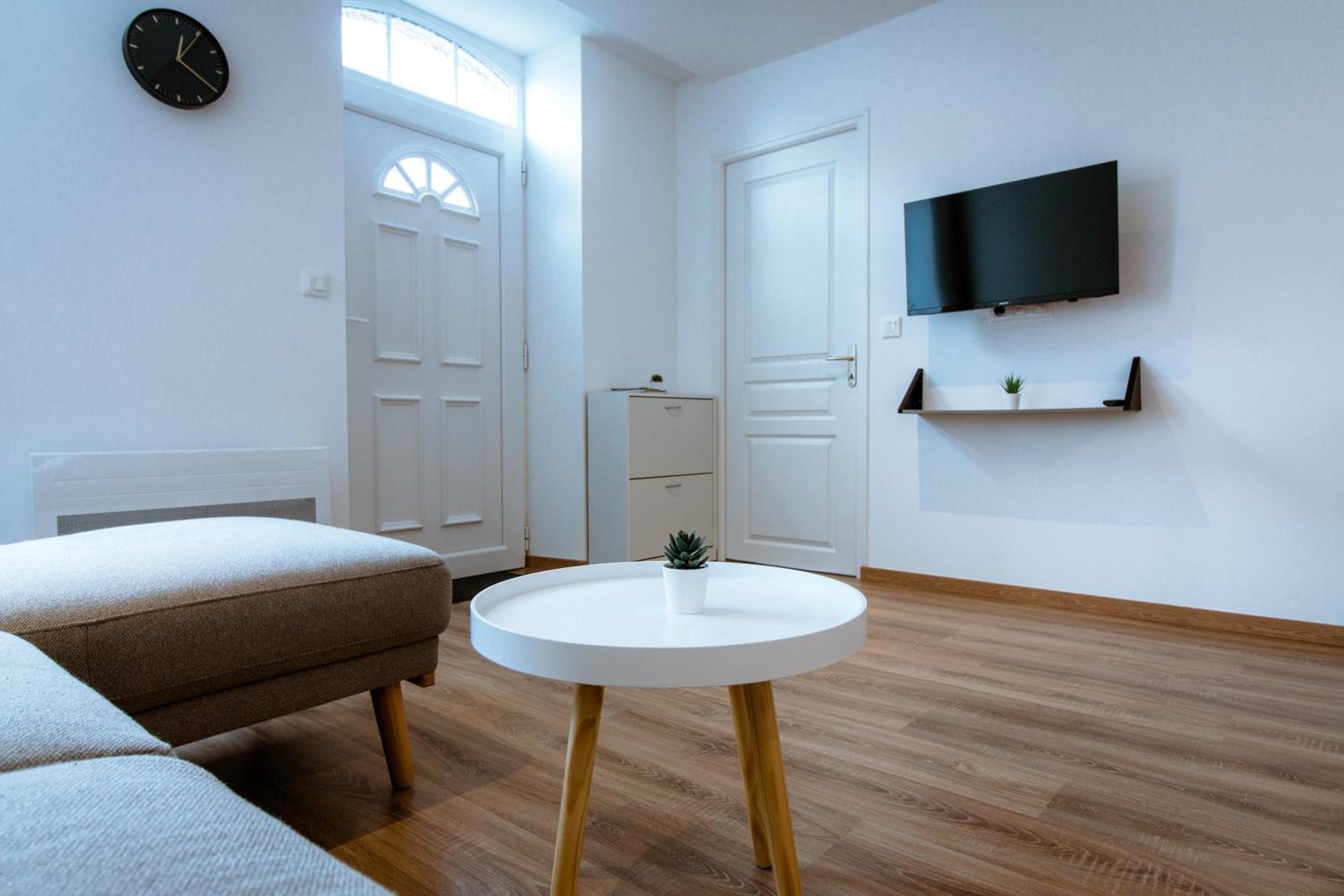 One-Bedroom Apartment A photo 2
