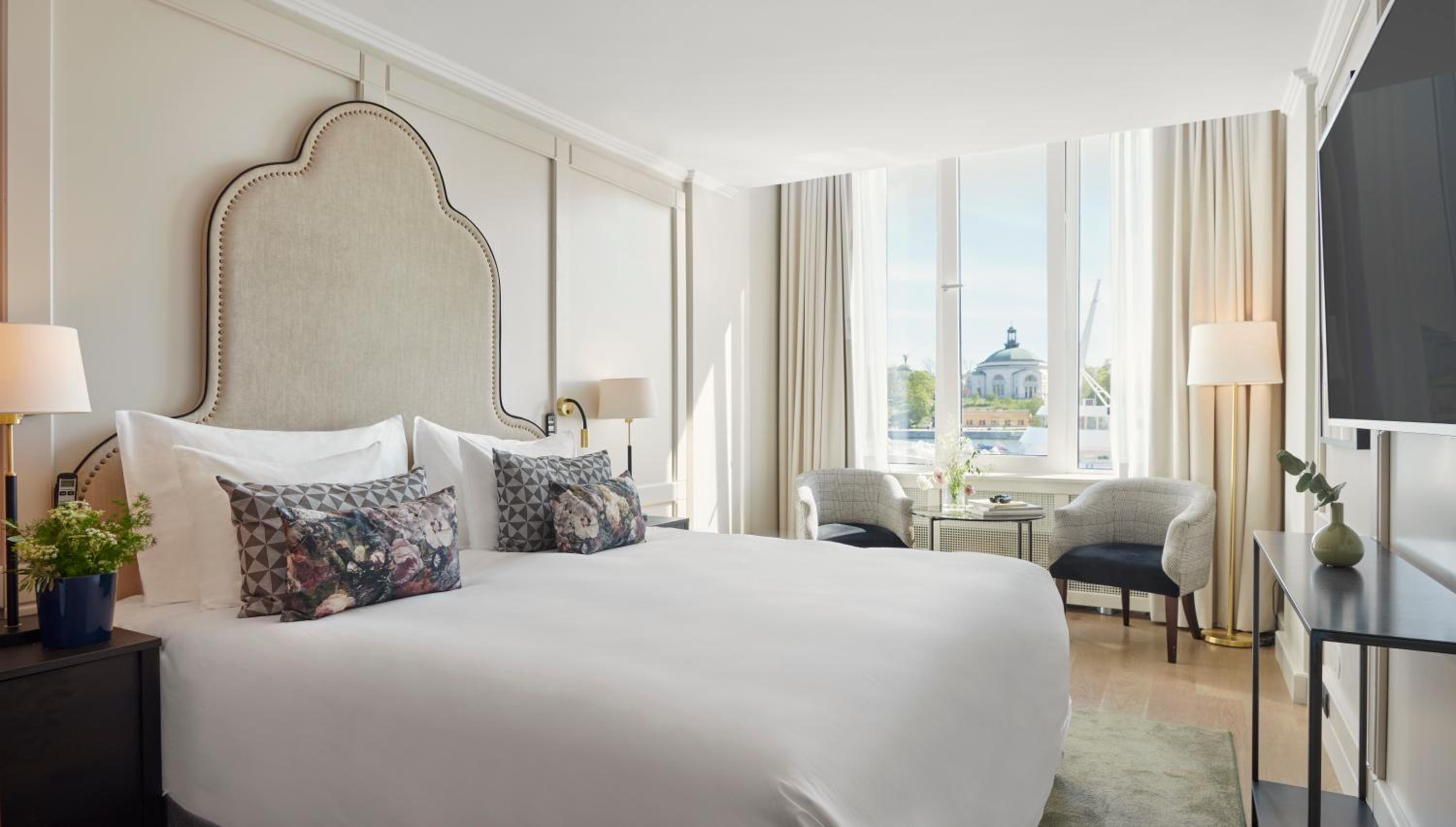 Deluxe King Room with Sea View - Photo 7