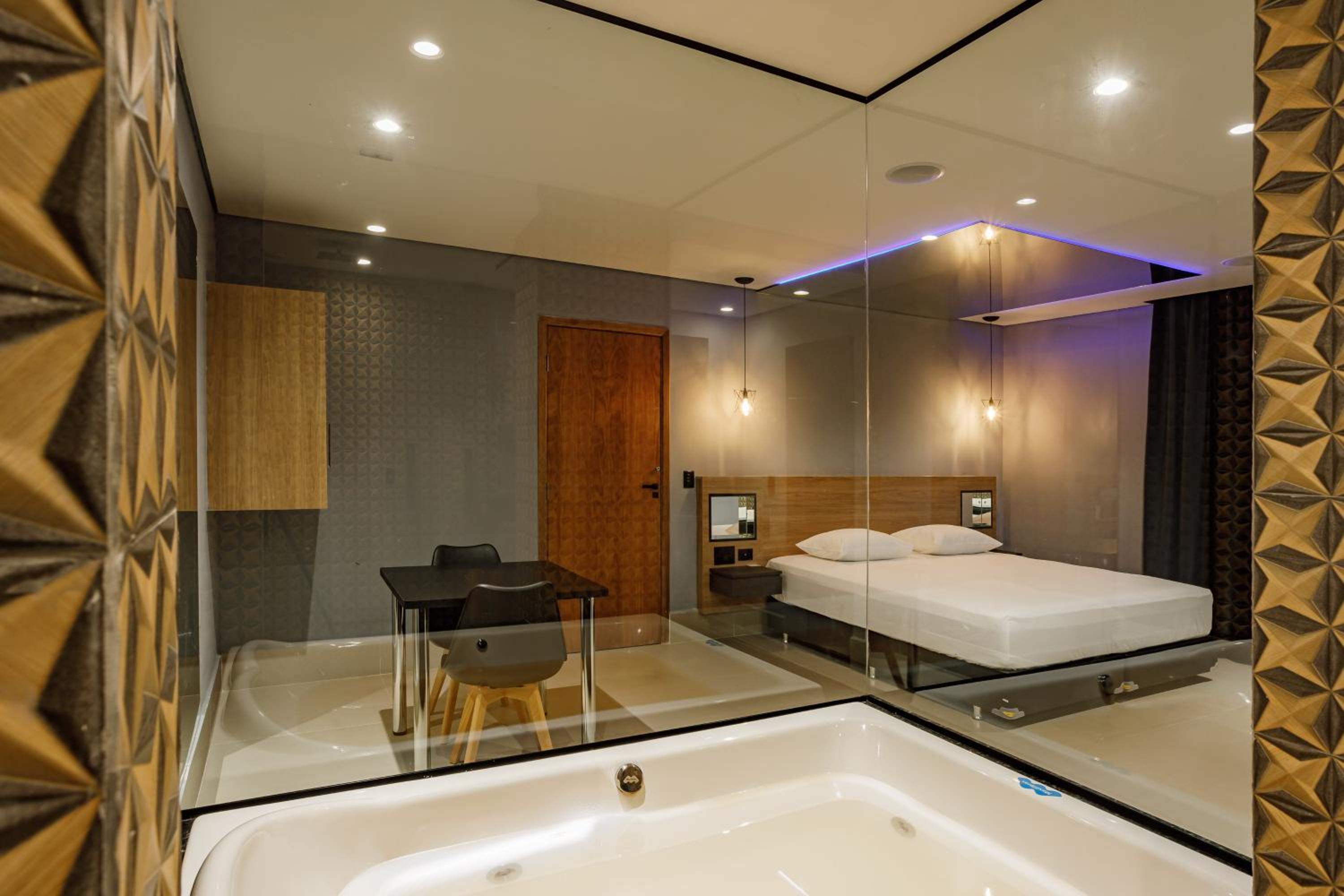 King Suite with Spa Bath - Photo 4