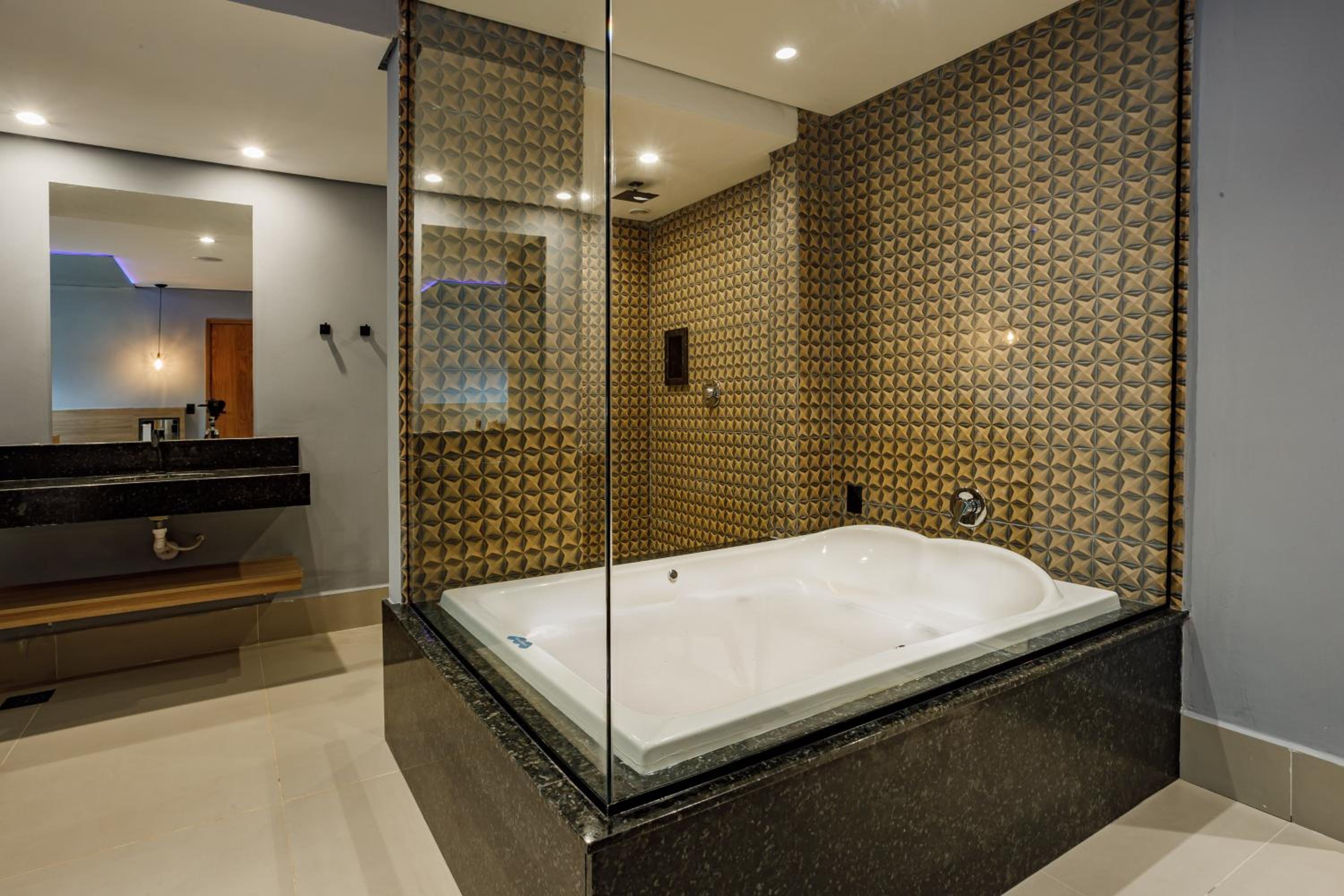 King Suite with Spa Bath - Photo 5