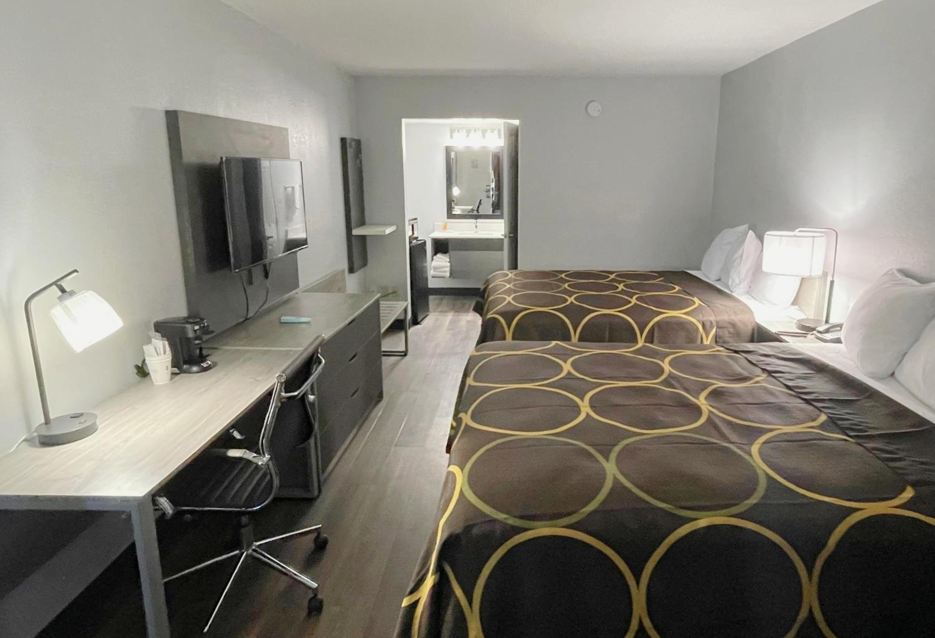 Queen Room with Two Queen Beds - Non-Smoking - Photo 5