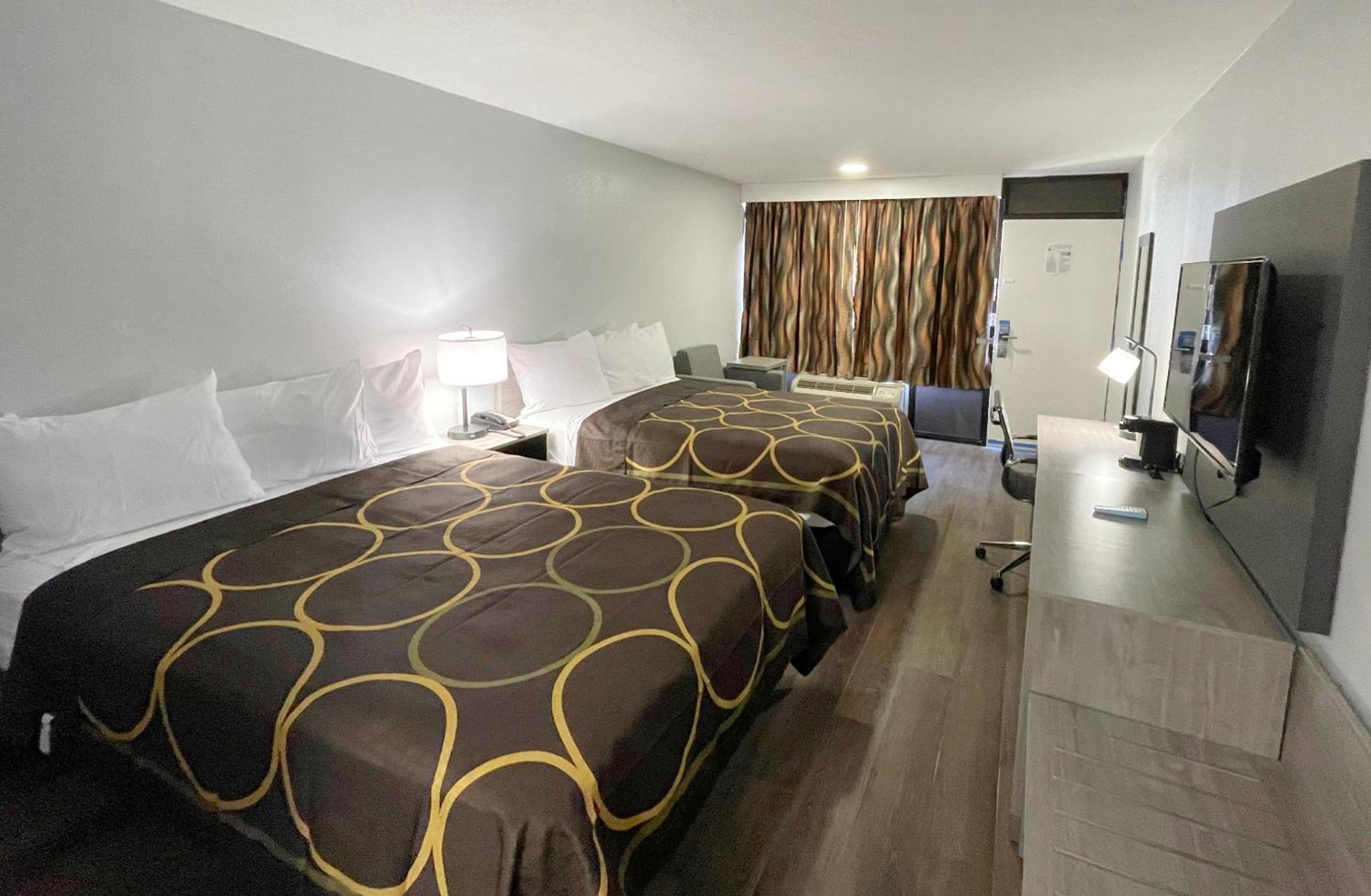 Queen Room with Two Queen Beds - Non-Smoking - Photo 1