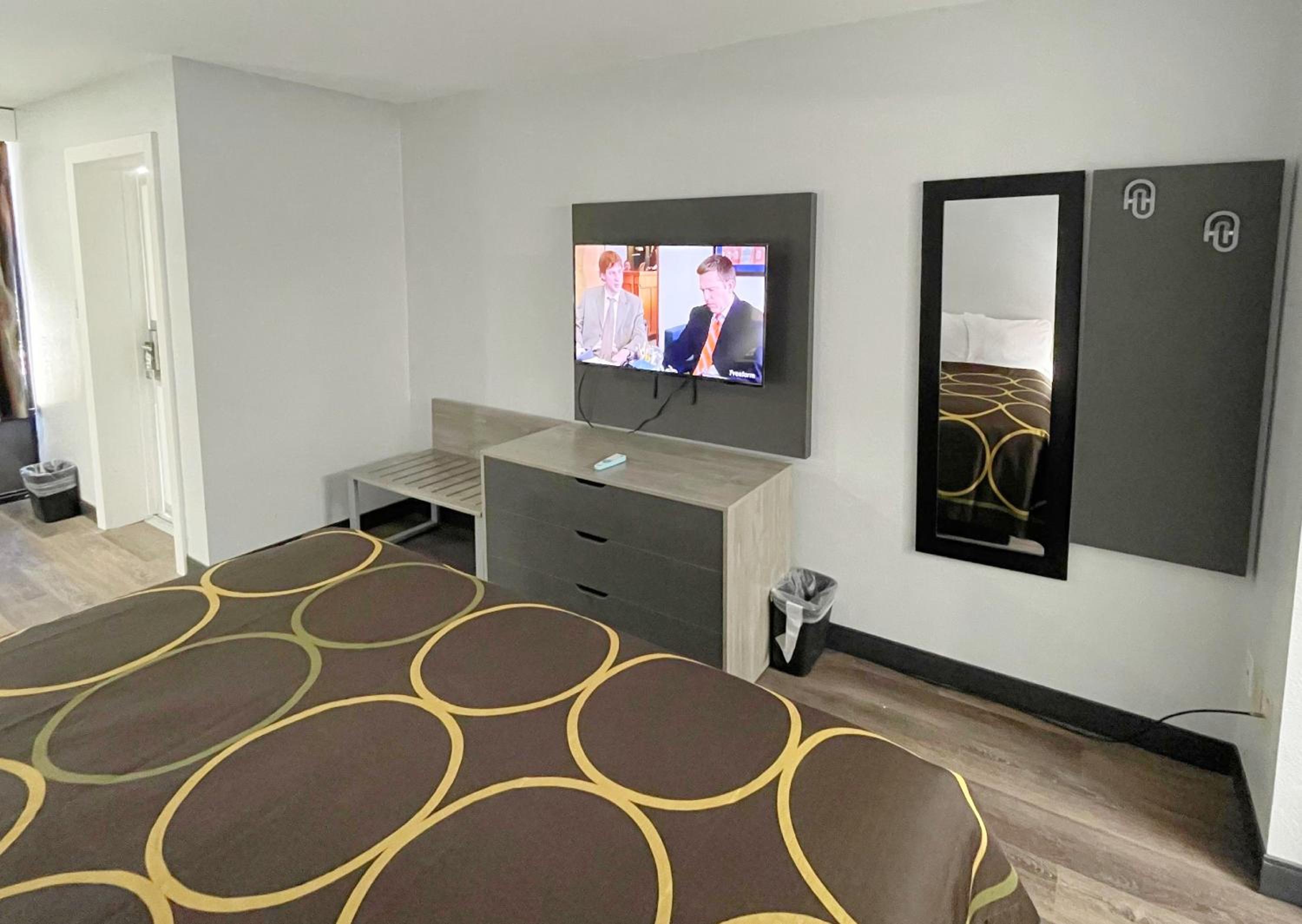 King Room - Non-Smoking - Photo 2
