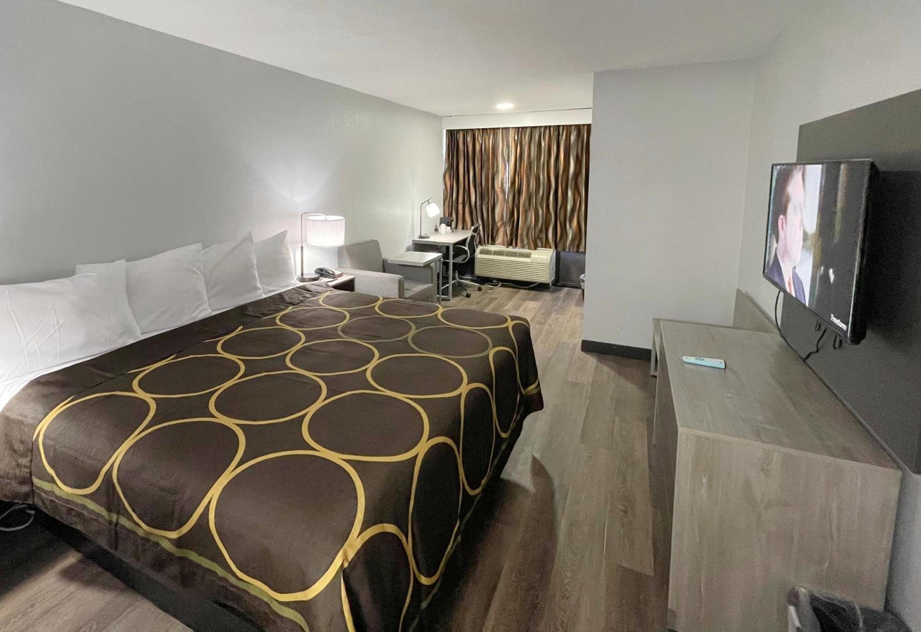 King Room - Non-Smoking - Photo 1