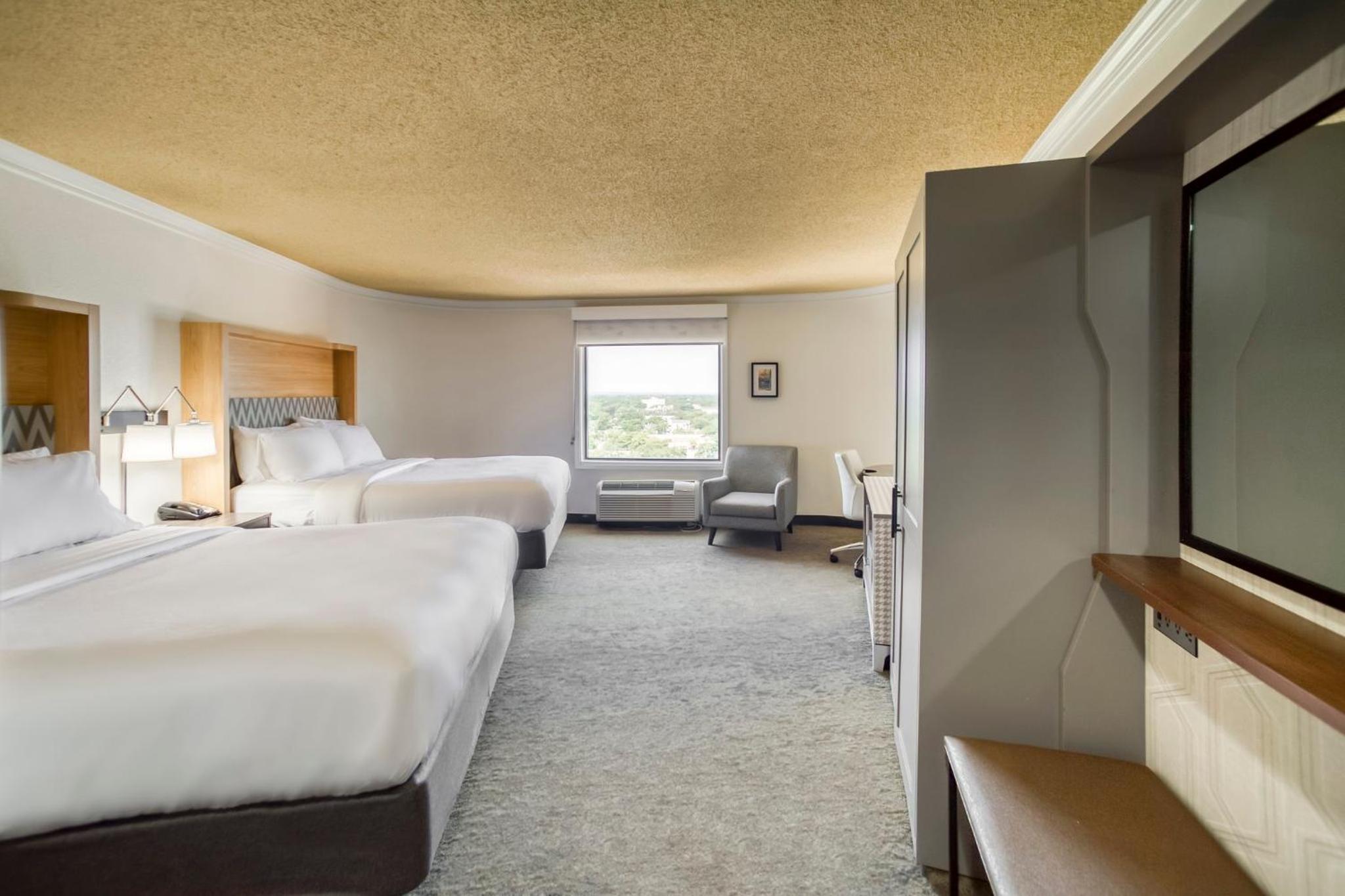 Standard Queen Room with Two Queen Beds - Photo 8