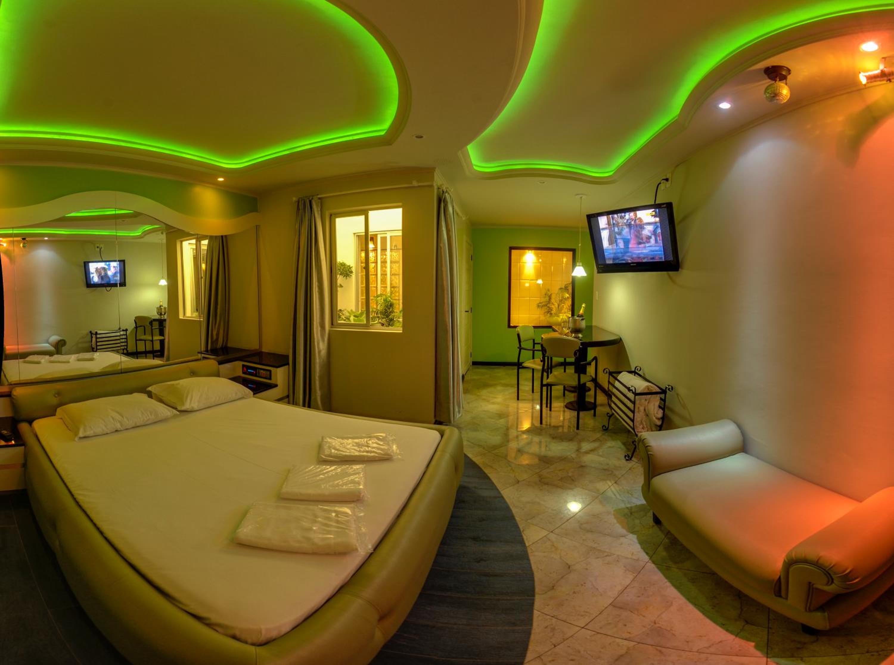 Deluxe Suite with Spa Bath