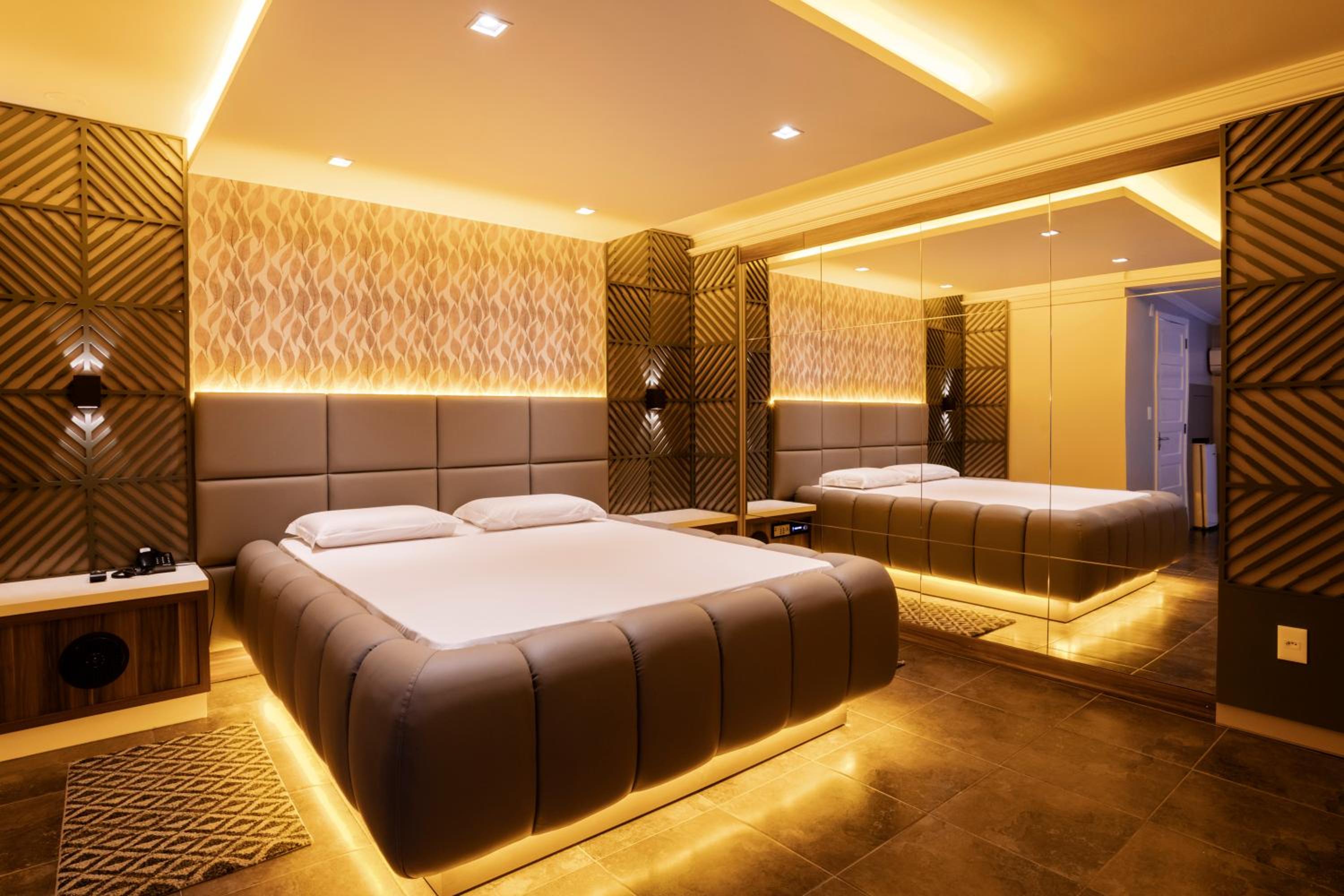 Queen Suite with Spa Bath