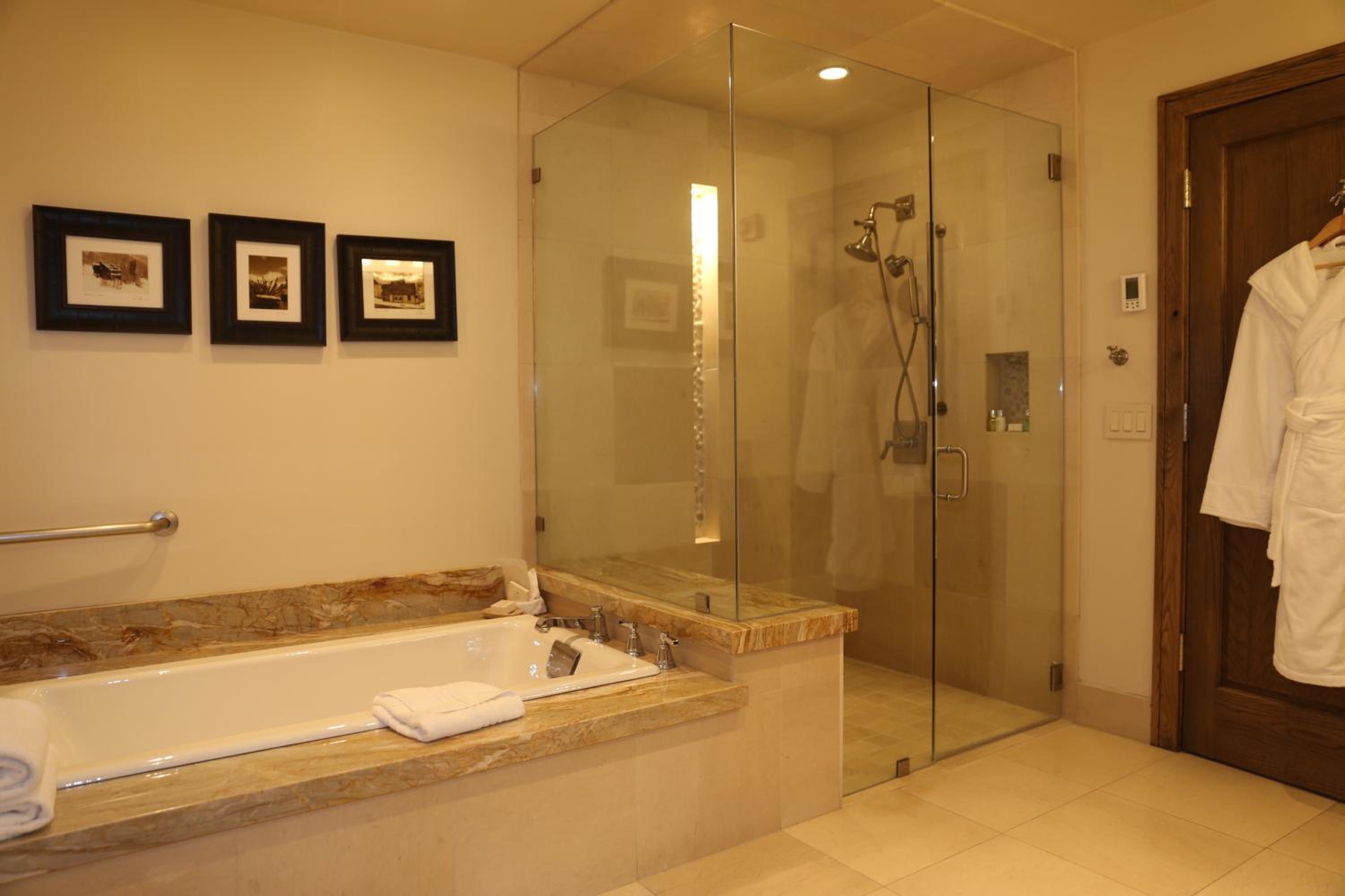 Deluxe Queen Room with Two Queen Beds with Fireplace - Photo 3