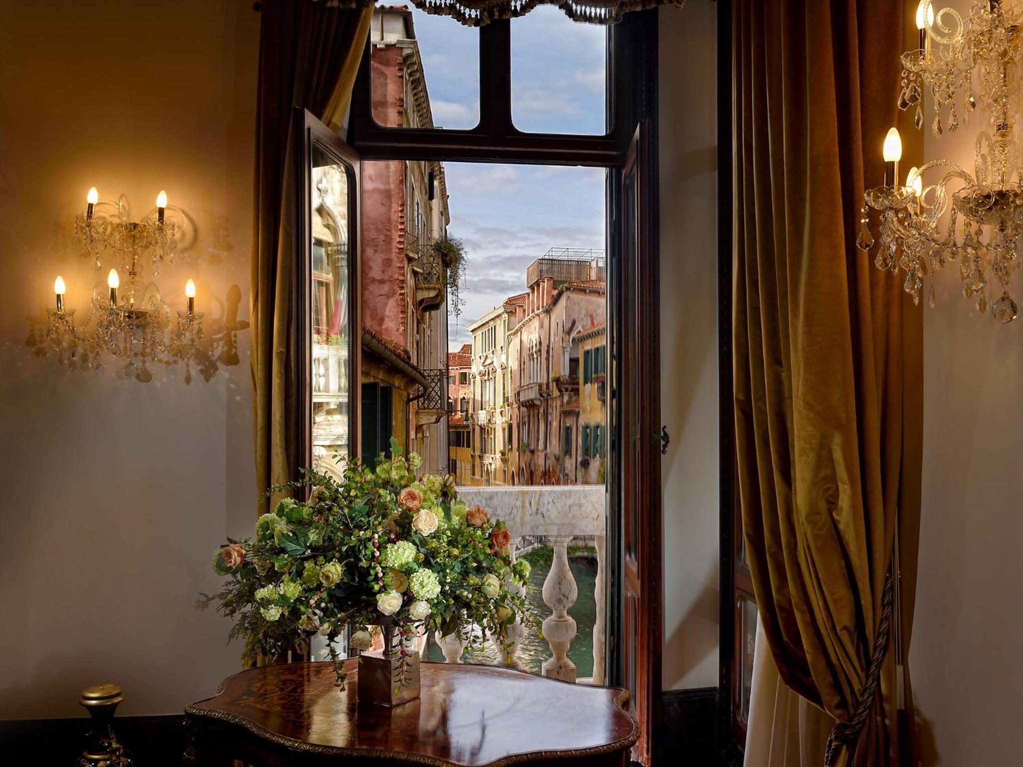 Executive Suite with Canal View thumbnail 6