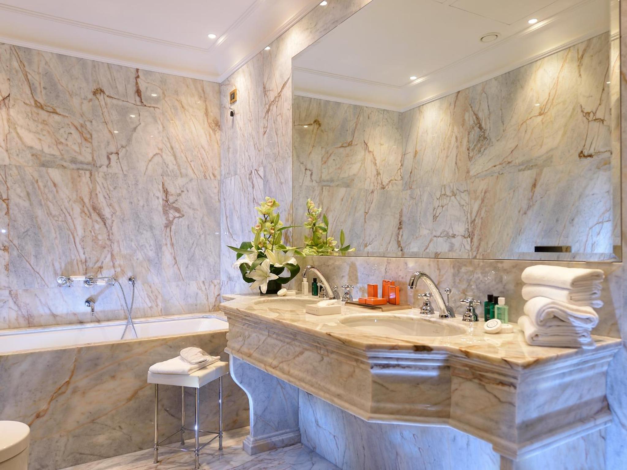 Executive Suite with Canal View thumbnail 5