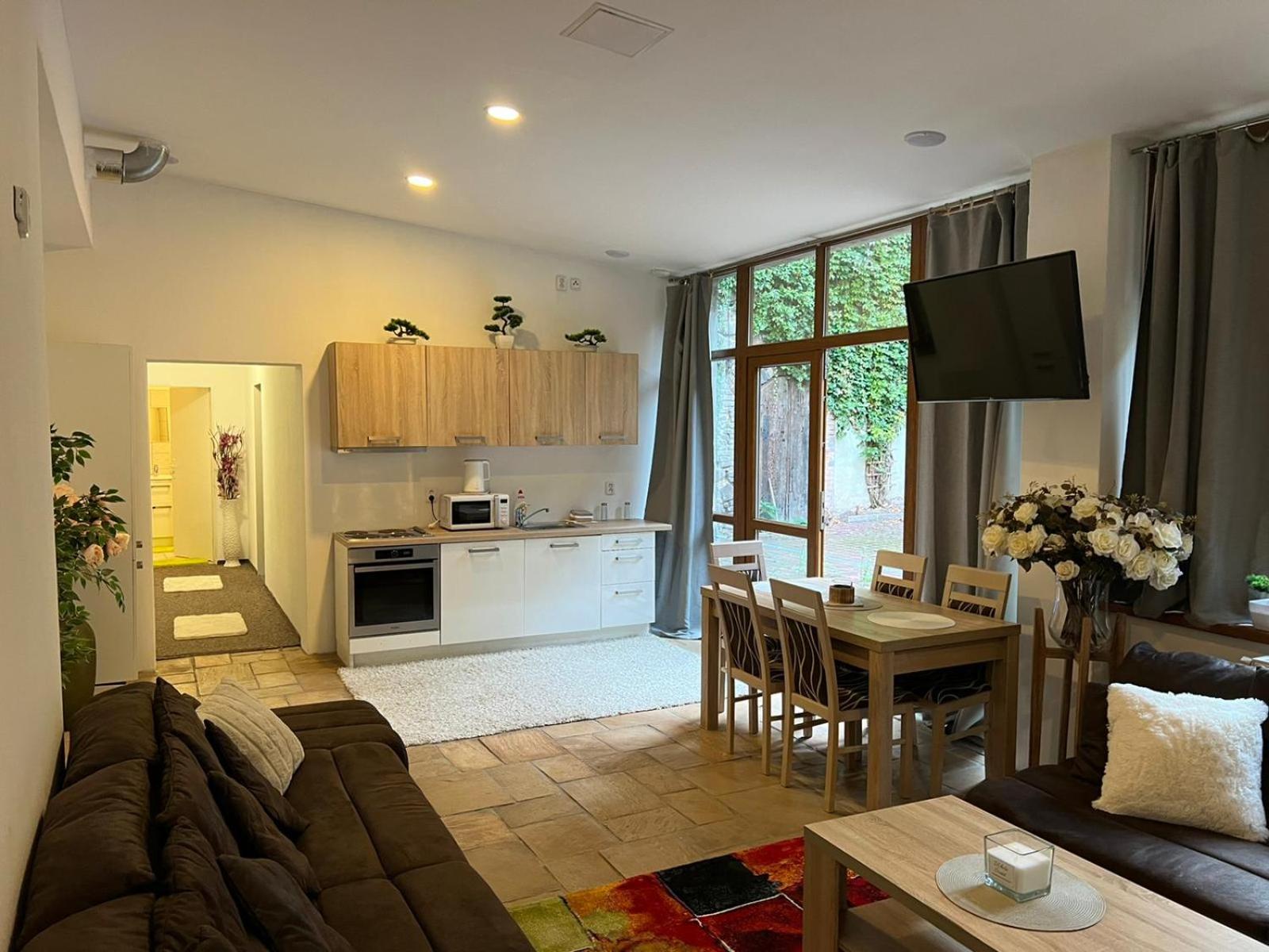 One-Bedroom Apartment - Photo 3