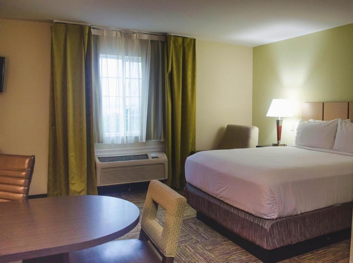 One-Bedroom Queen Room with Mobility Accessible Tub - Non-Smoking
