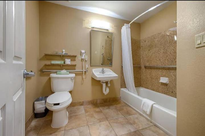 One-Bedroom Queen Suite - Photo 13