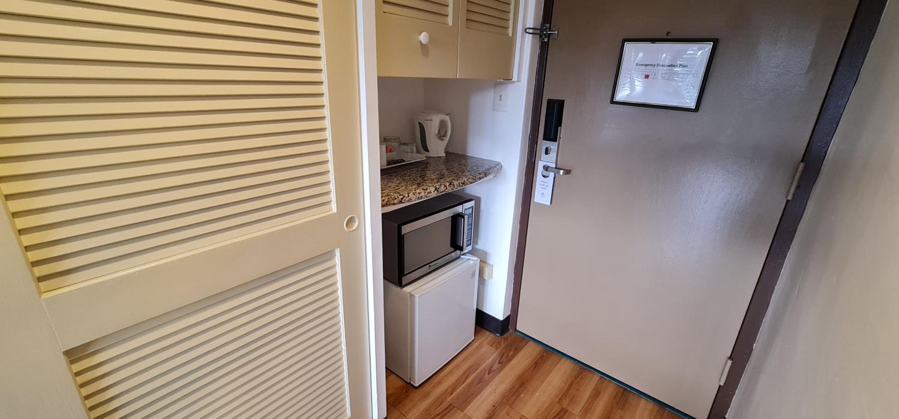 Twin Room - Non-Smoking - Photo 5