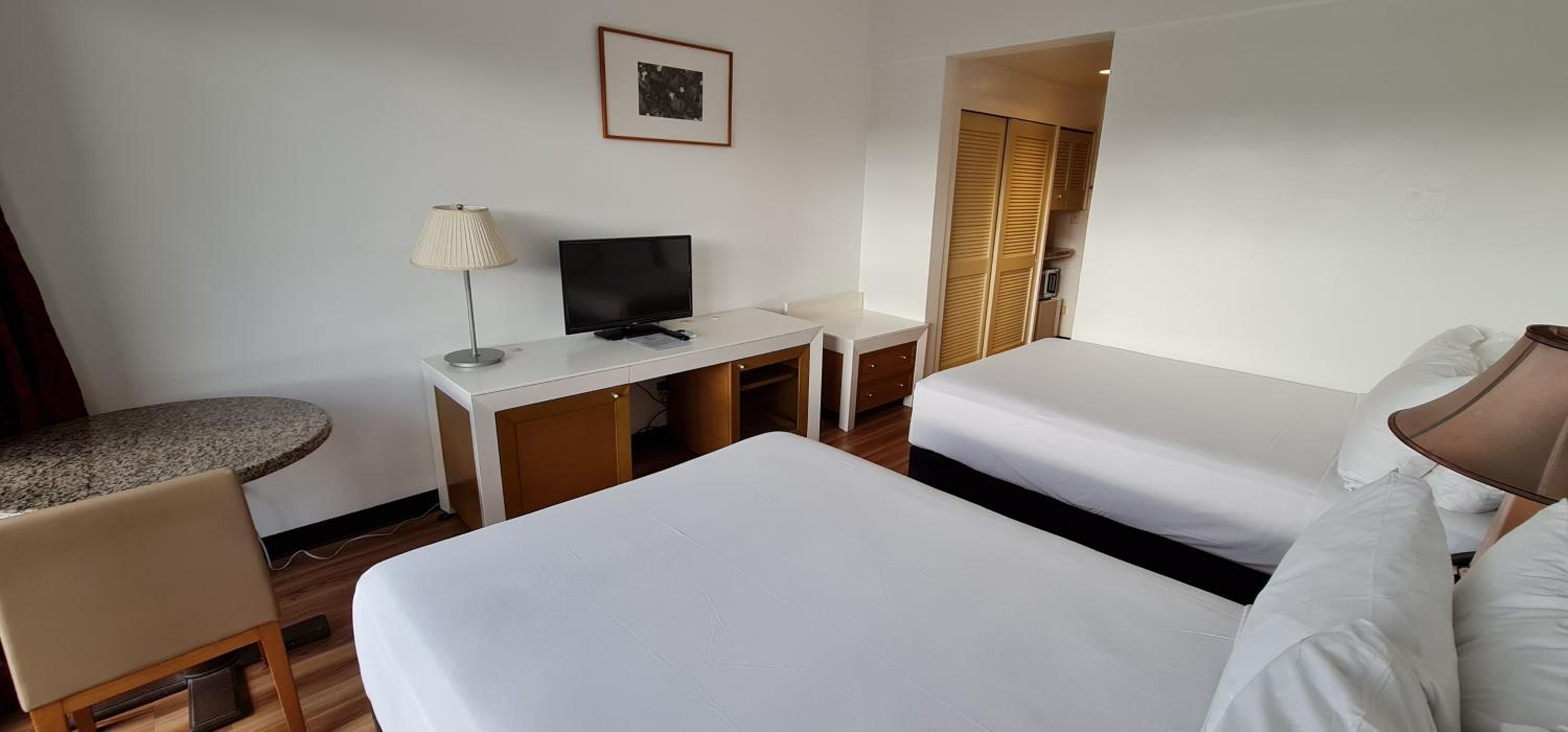 Twin Room - Non-Smoking - Photo 2