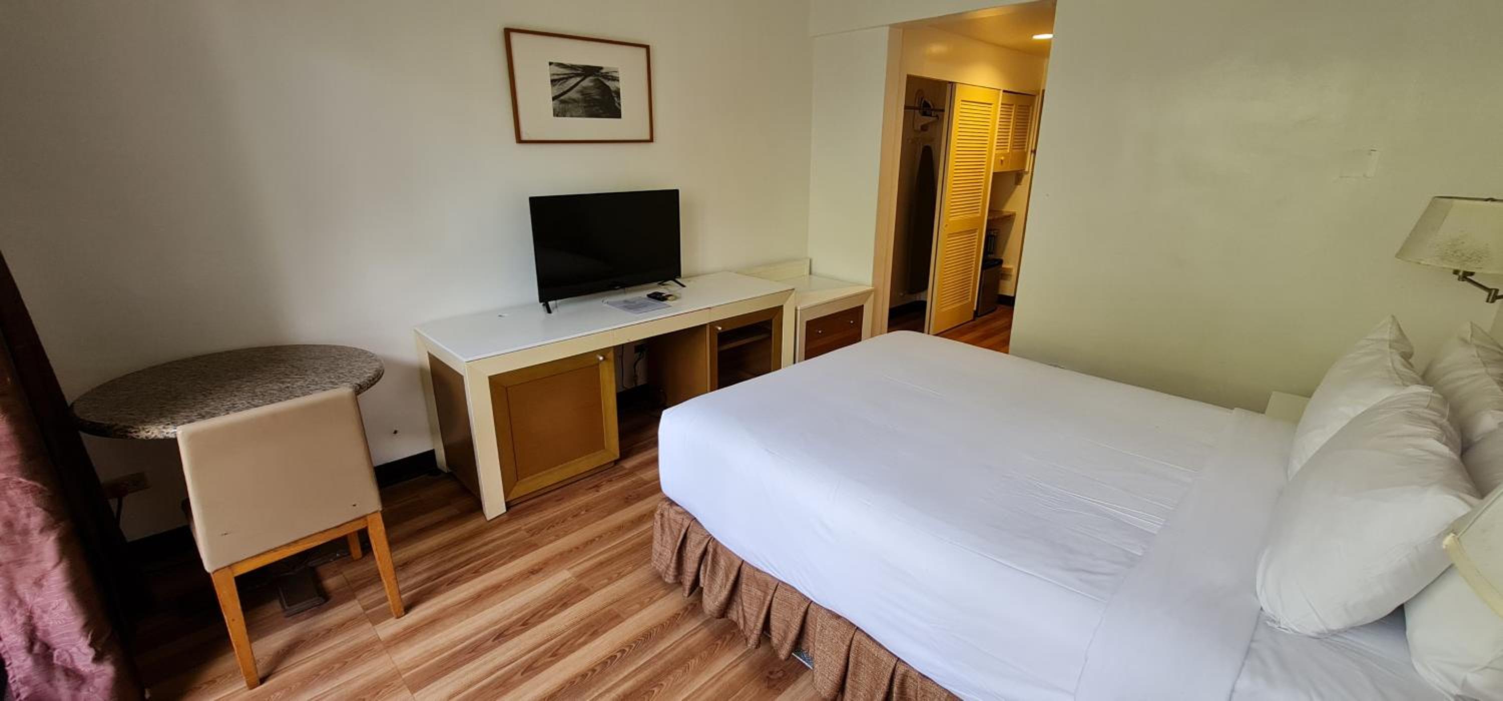 Queen Room - Non-Smoking - Photo 2