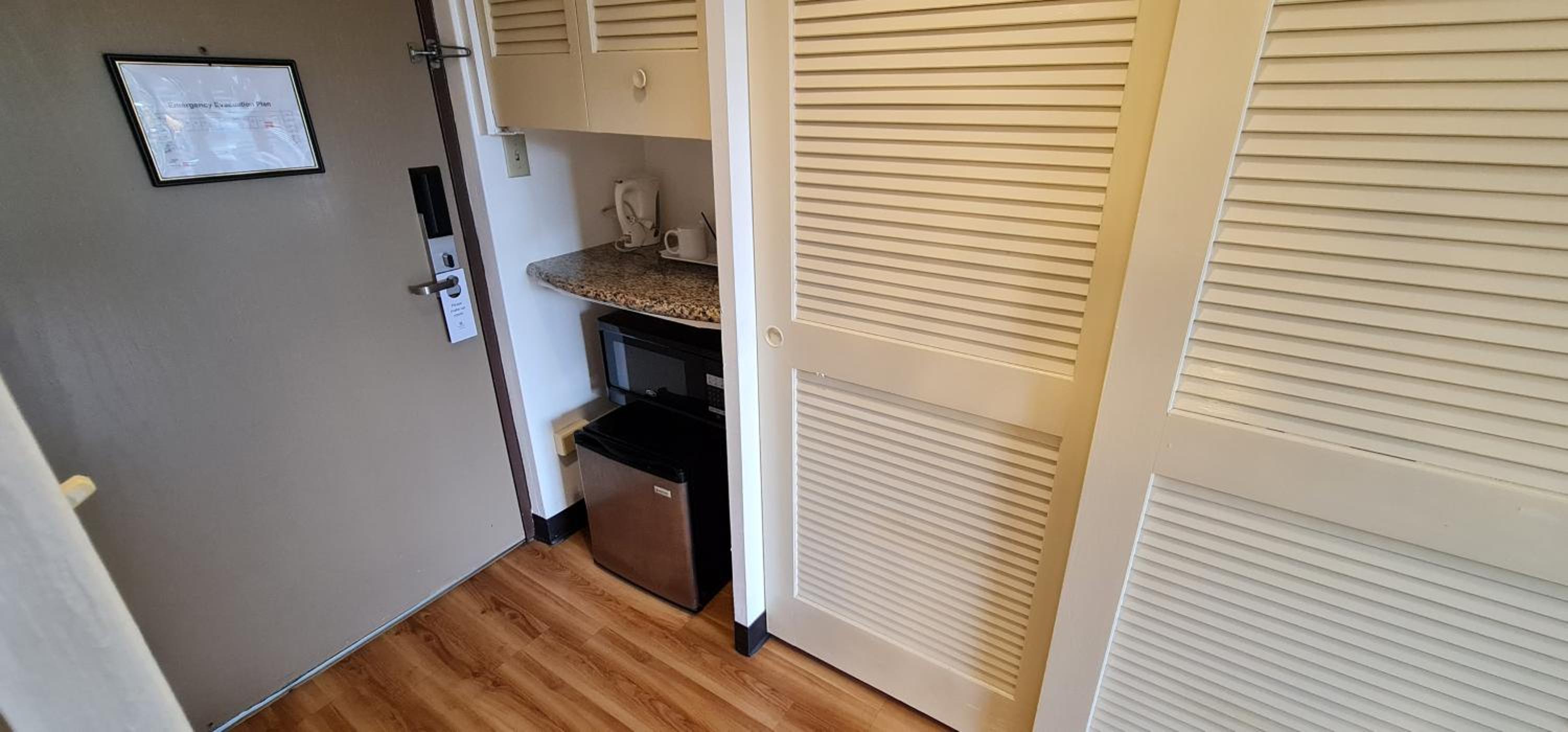Deluxe King Room - Non-Smoking - Photo 6