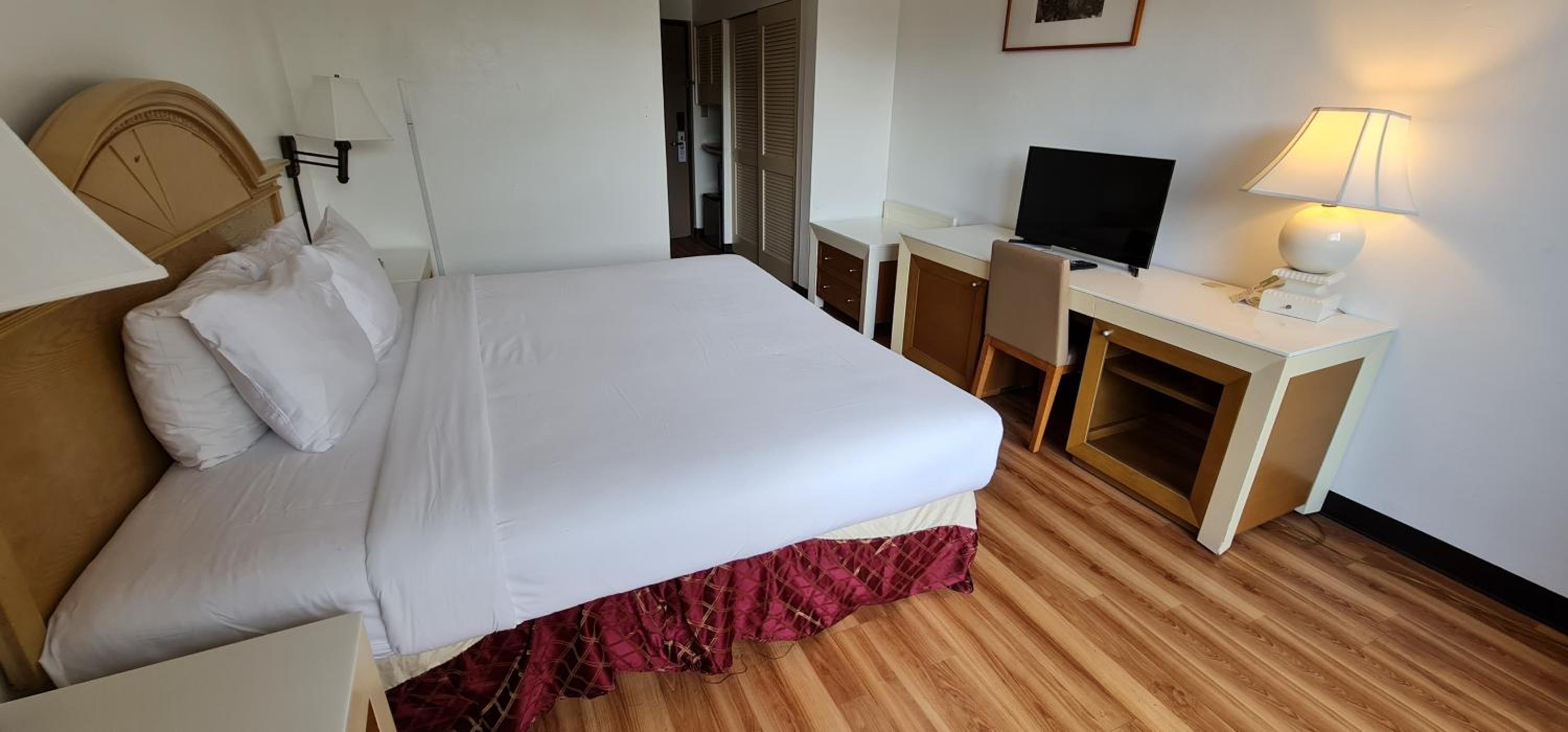 Deluxe King Room - Non-Smoking - Photo 3