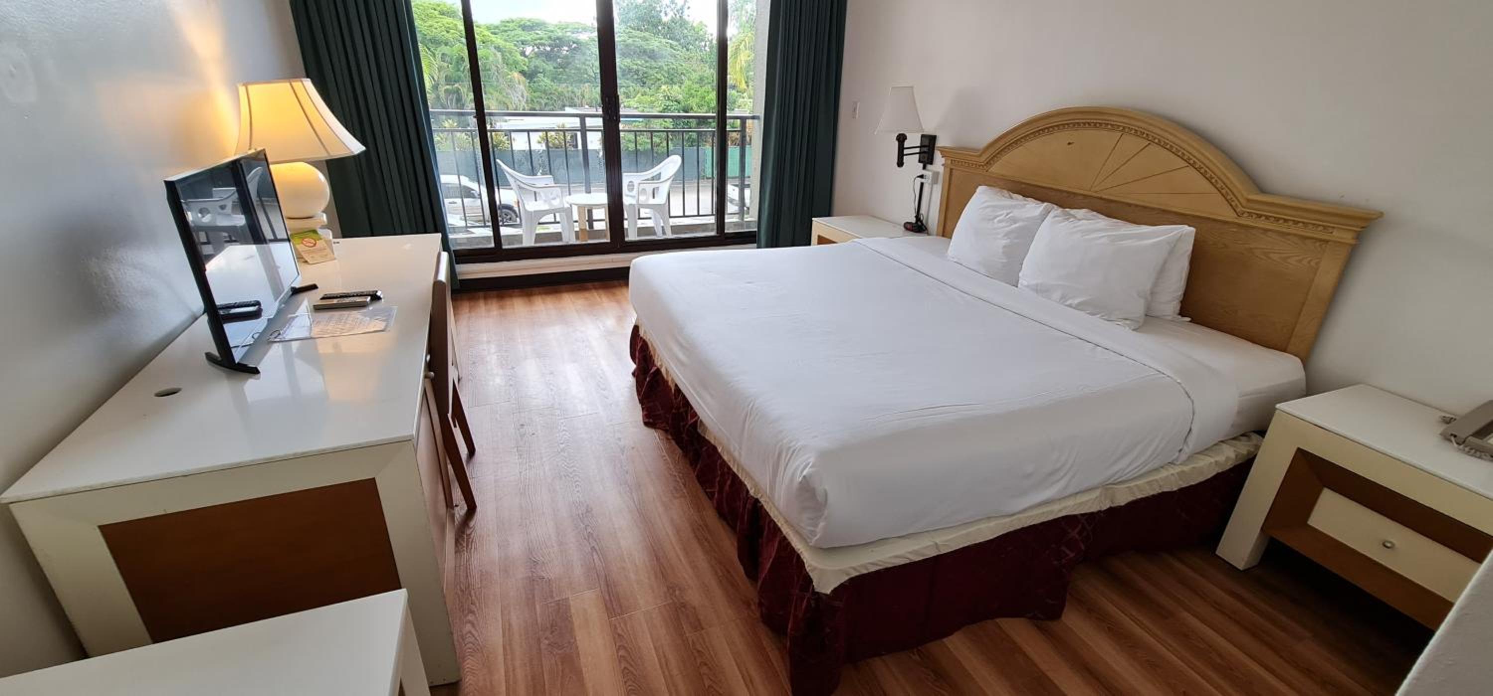 Deluxe King Room - Non-Smoking - Photo 2
