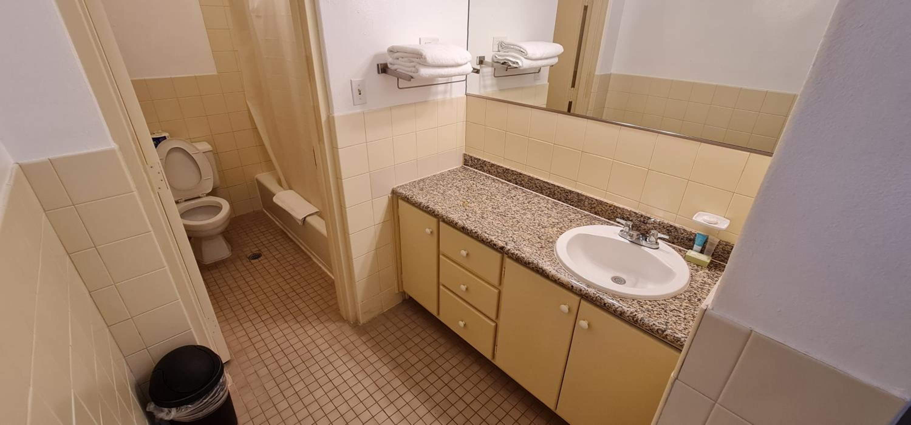 King Suite with Kitchenette - Non-Smoking - Photo 7