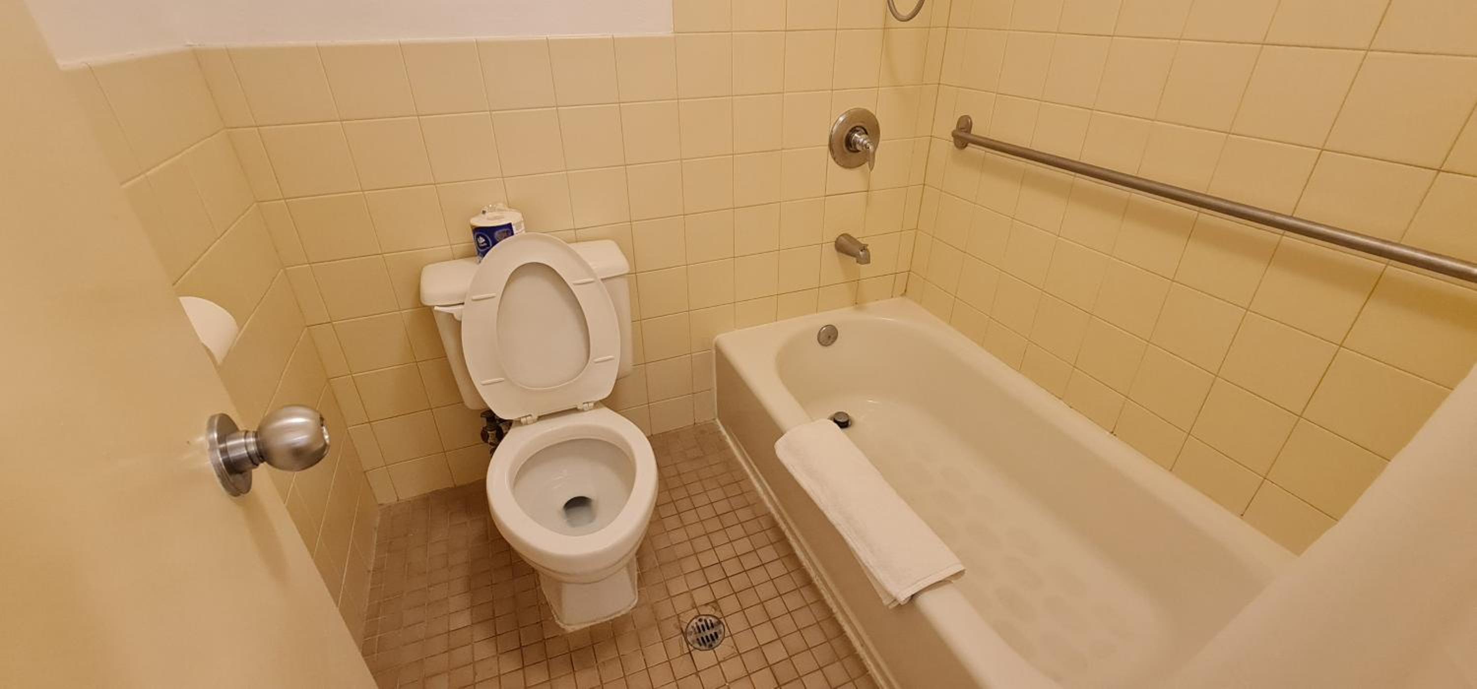 King Suite with Kitchenette - Non-Smoking - Photo 9