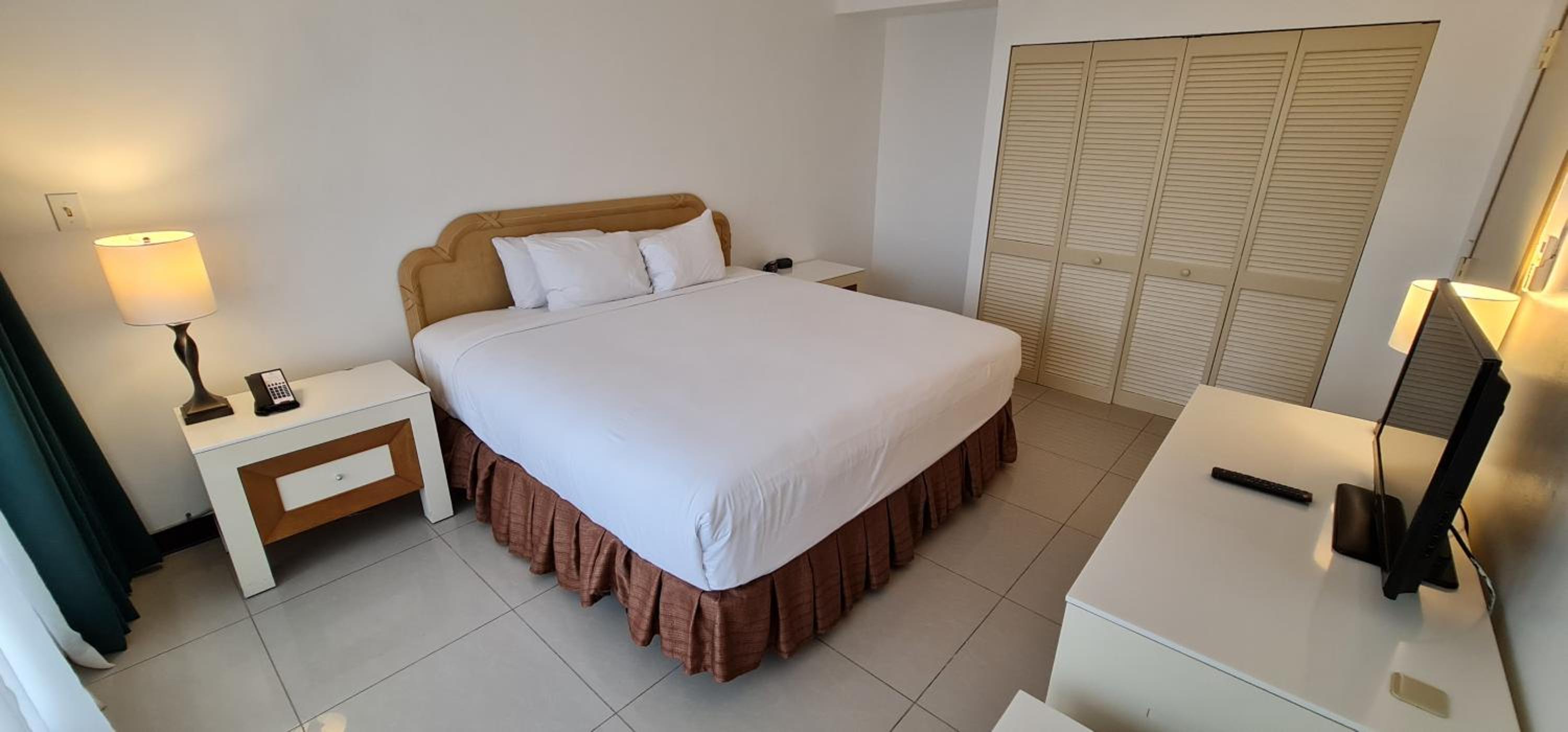 King Suite with Kitchenette - Non-Smoking - Photo 3