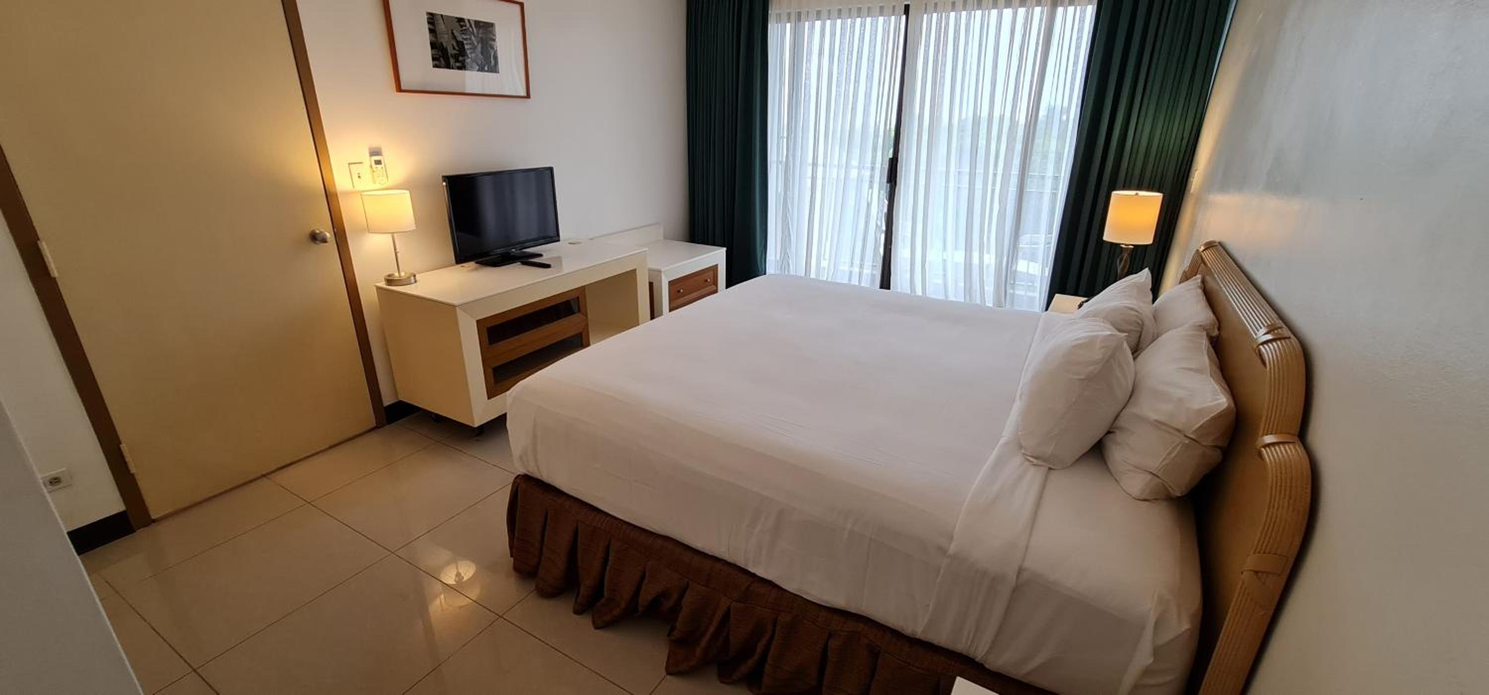 King Suite with Kitchenette - Non-Smoking - Photo 1