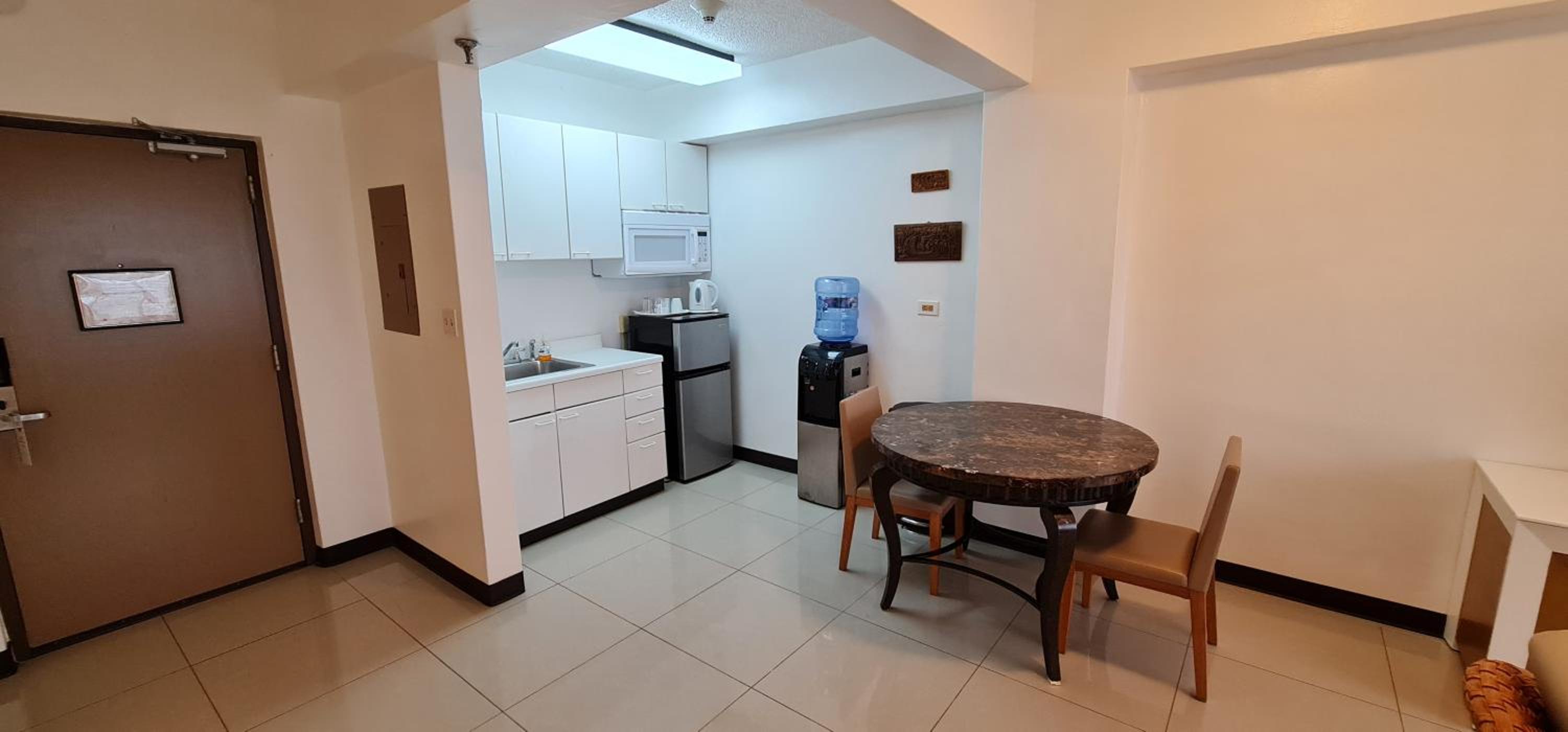 King Suite with Kitchenette - Non-Smoking - Photo 4