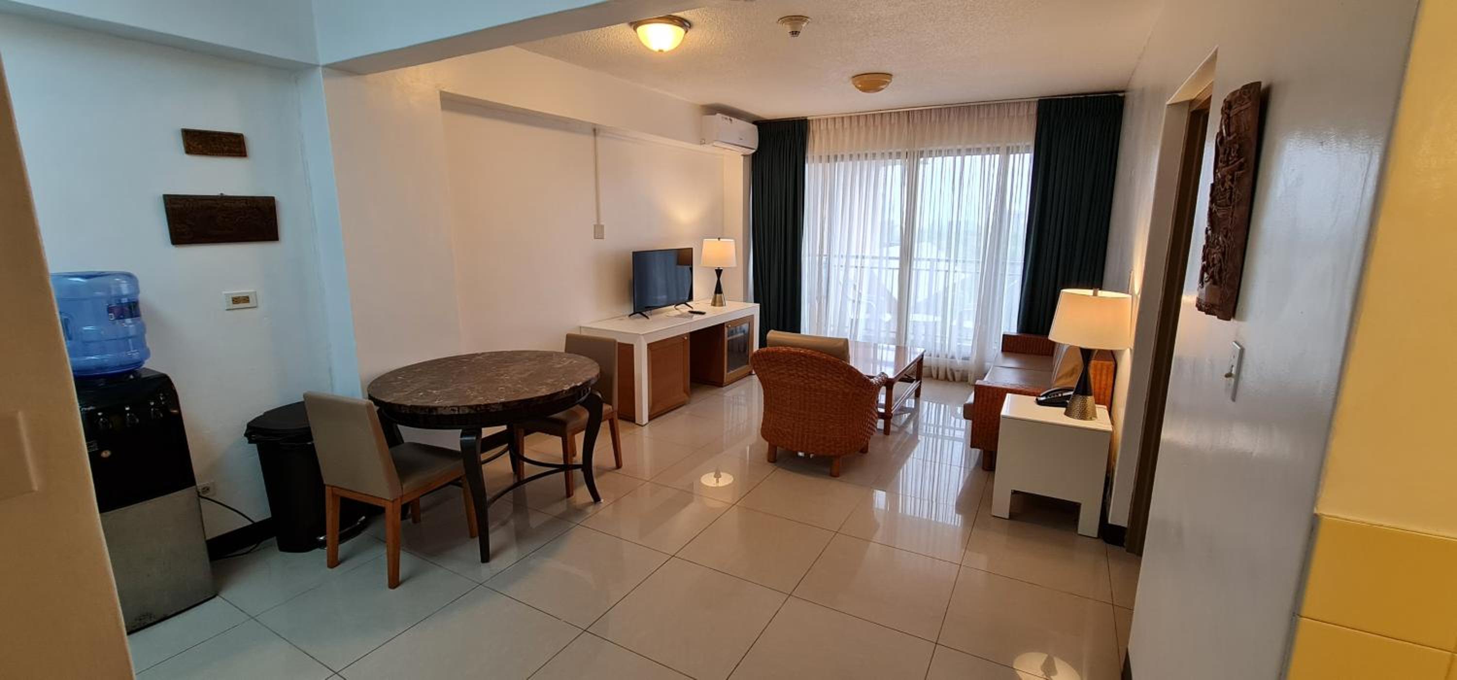 King Suite with Kitchenette - Non-Smoking - Photo 5