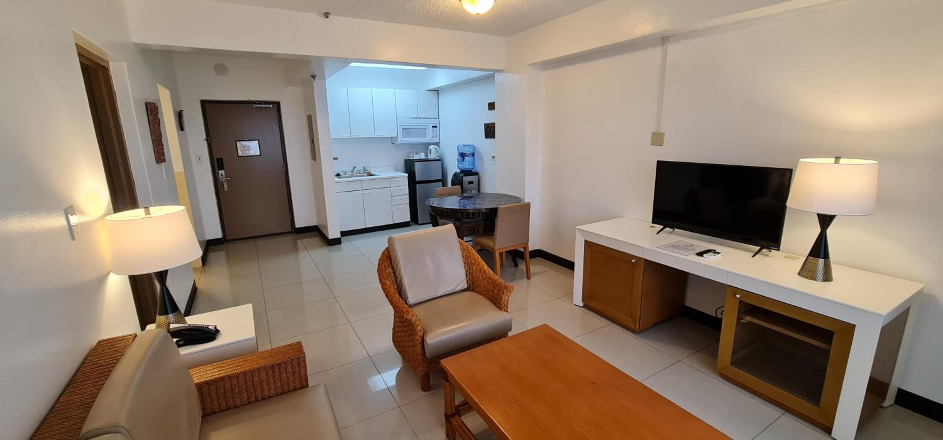 King Suite with Kitchenette - Non-Smoking - Photo 6