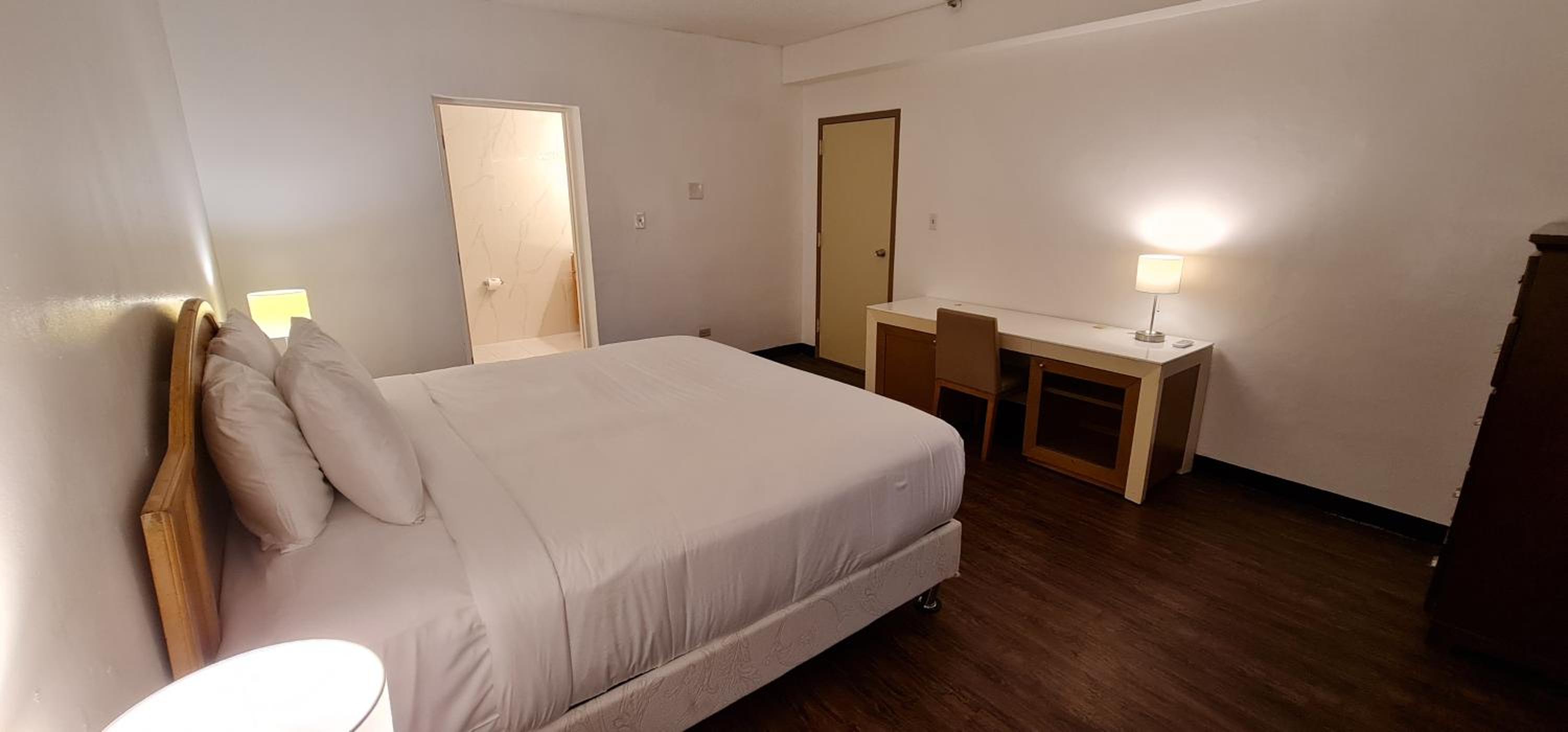 Two-Bedroom Suite with Kitchen - Non-Smoking - Photo 7