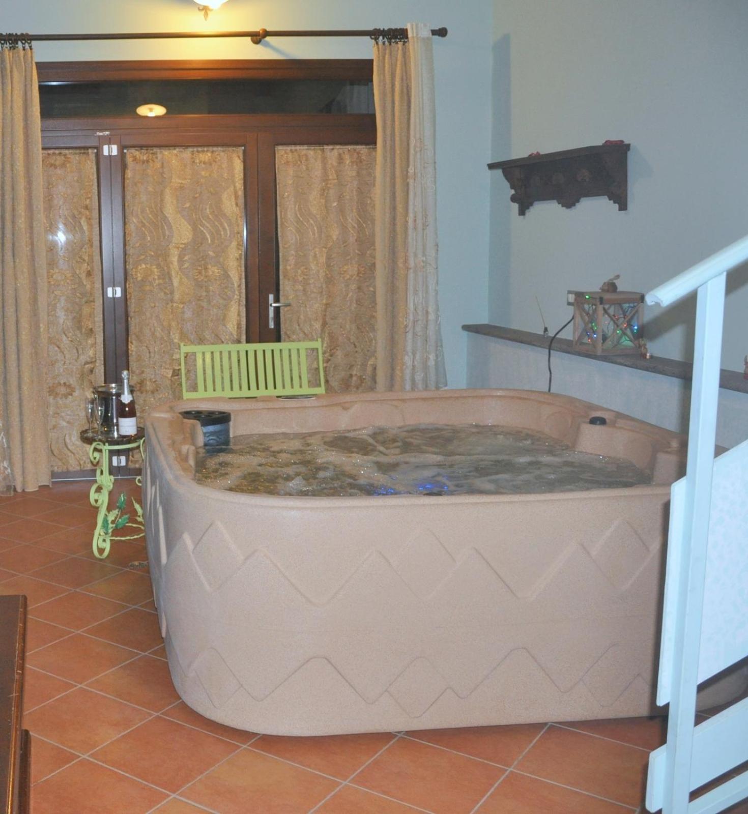 Suite with Hot Tub photo 1