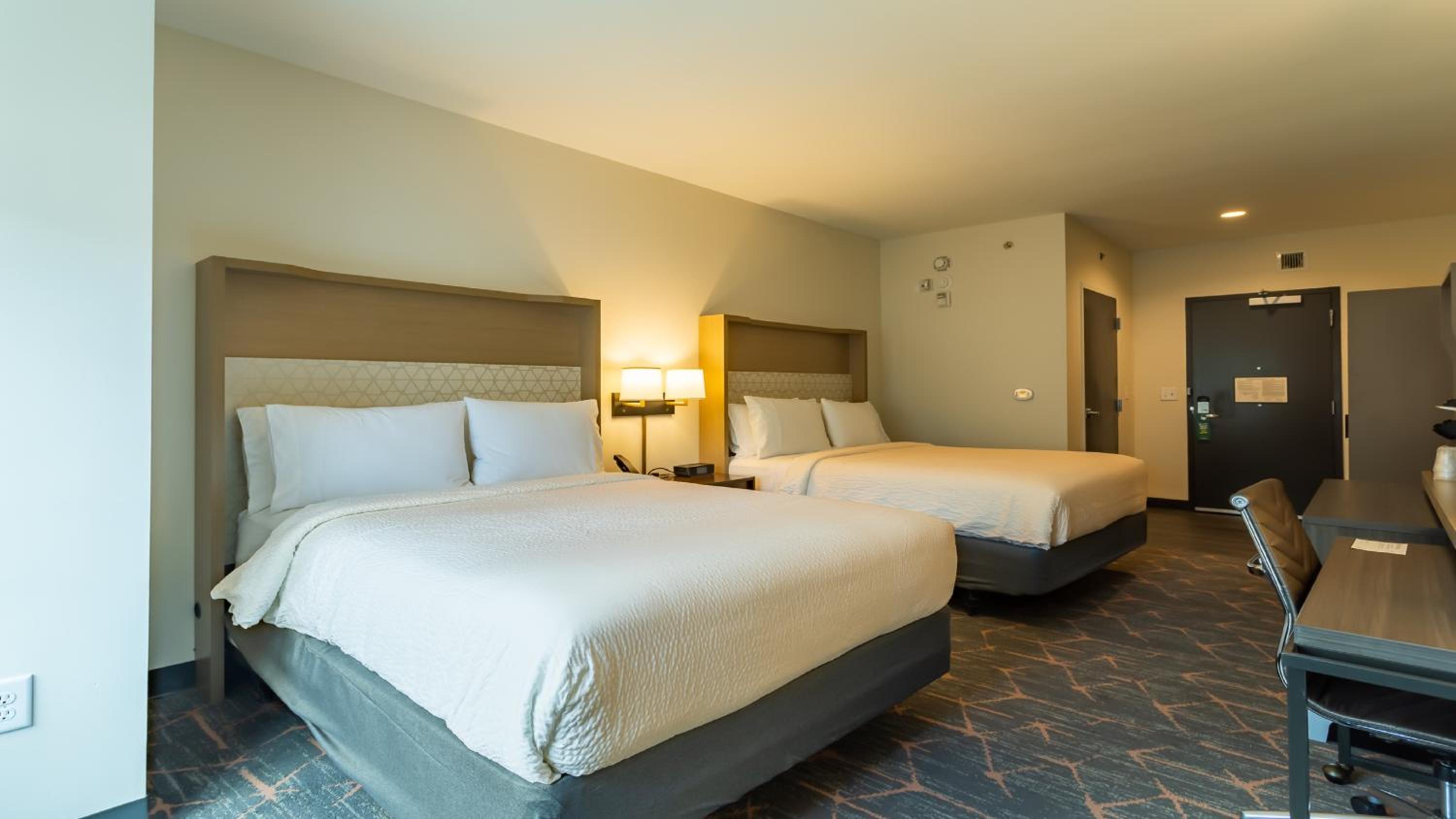 Standard Queen Room with Two Queen Beds - Photo 5