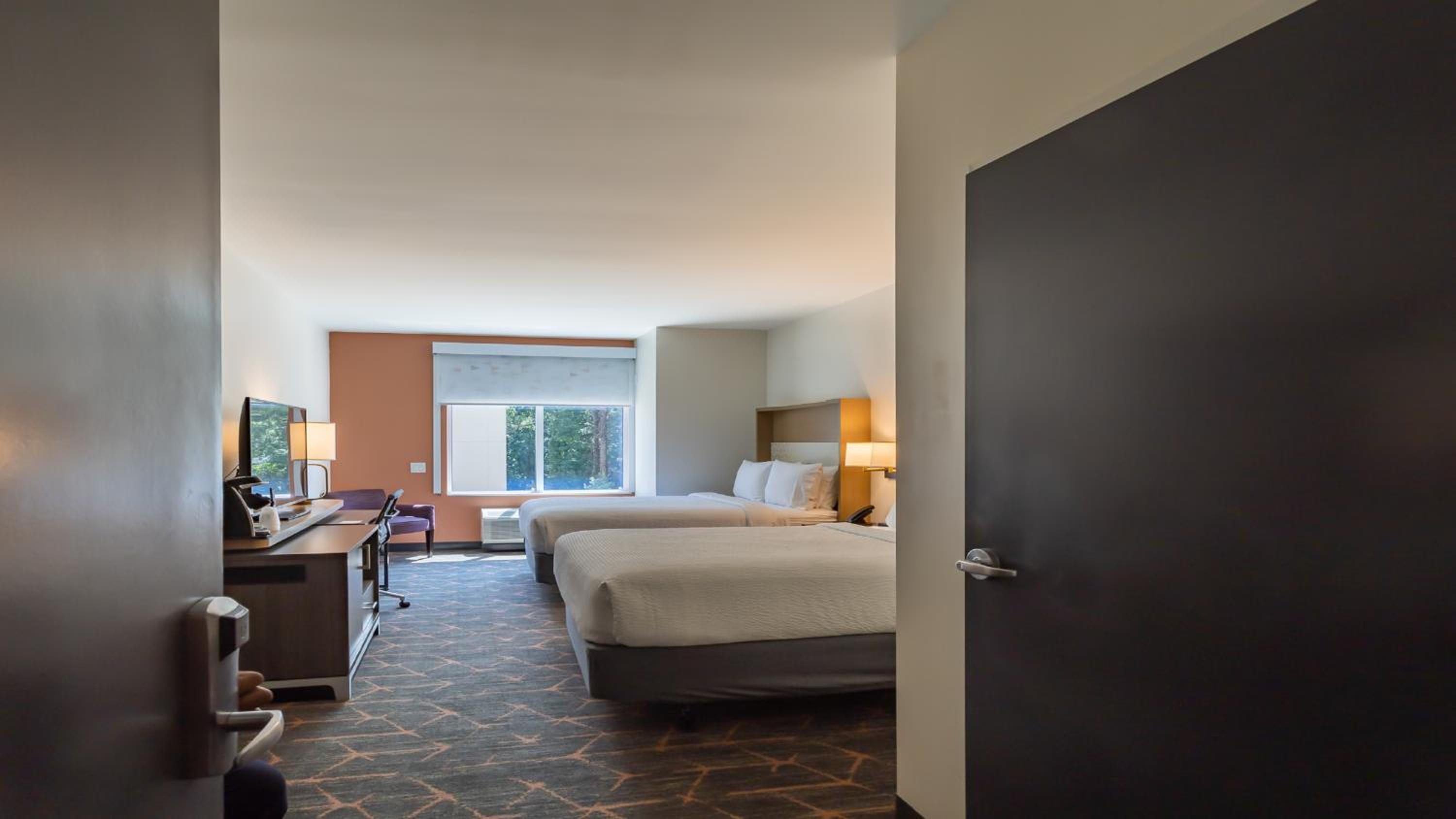 Standard Queen Room with Two Queen Beds - Photo 3