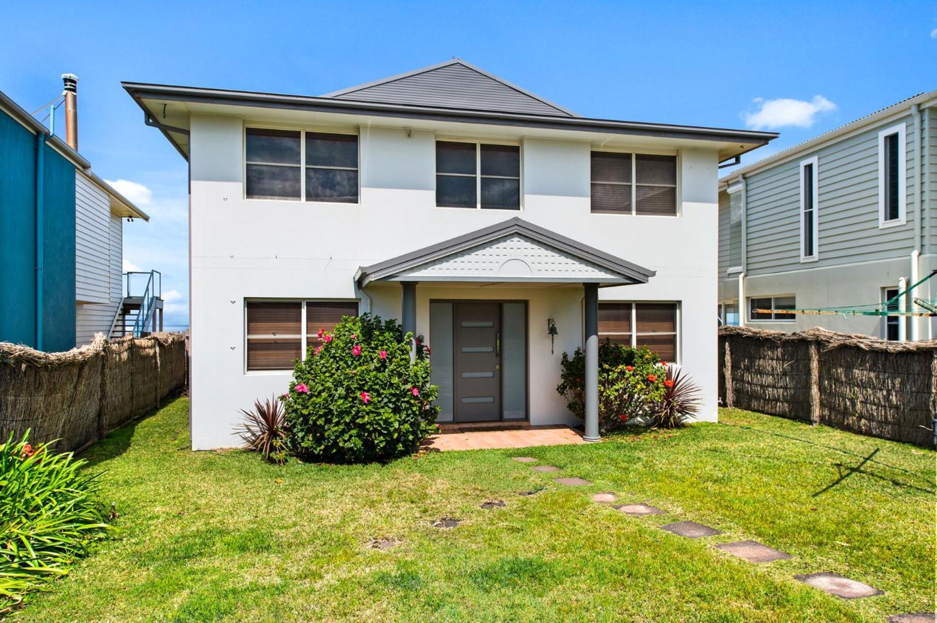 Five-Bedroom House photo 2