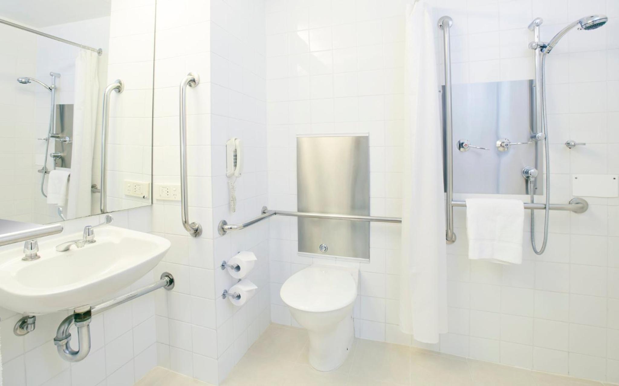 Twin Room with Two Double Beds - Mobility Accessible - Photo 4