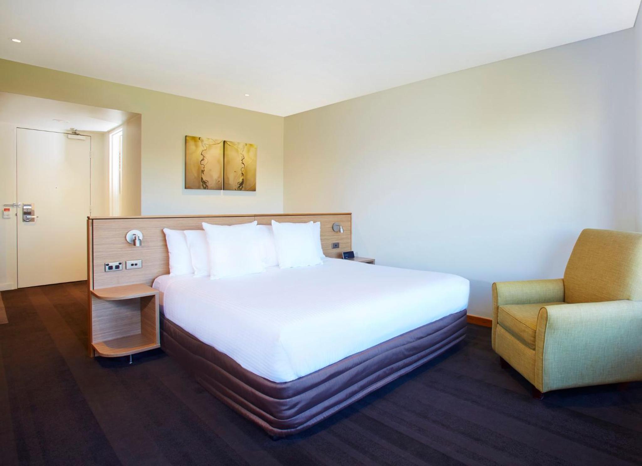 Standard King Room with City View - Photo 4