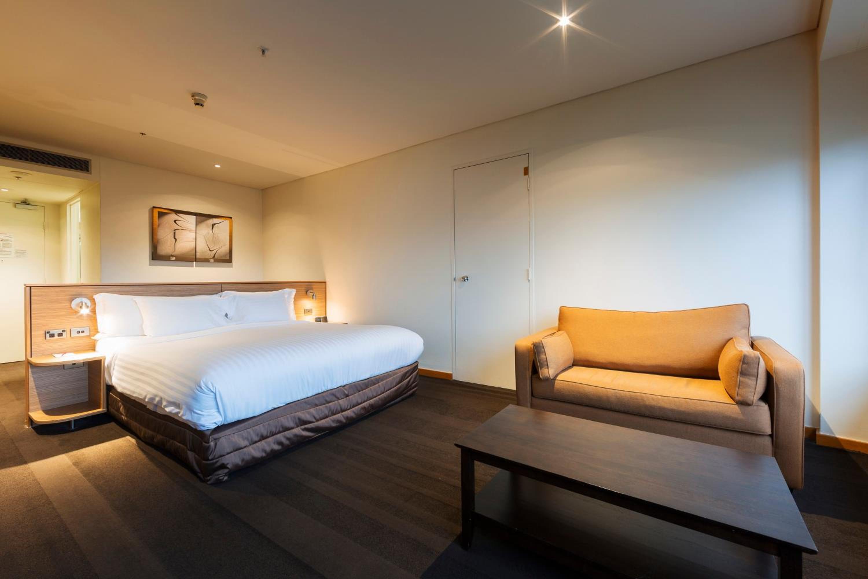 Premium King Room - Photo 5