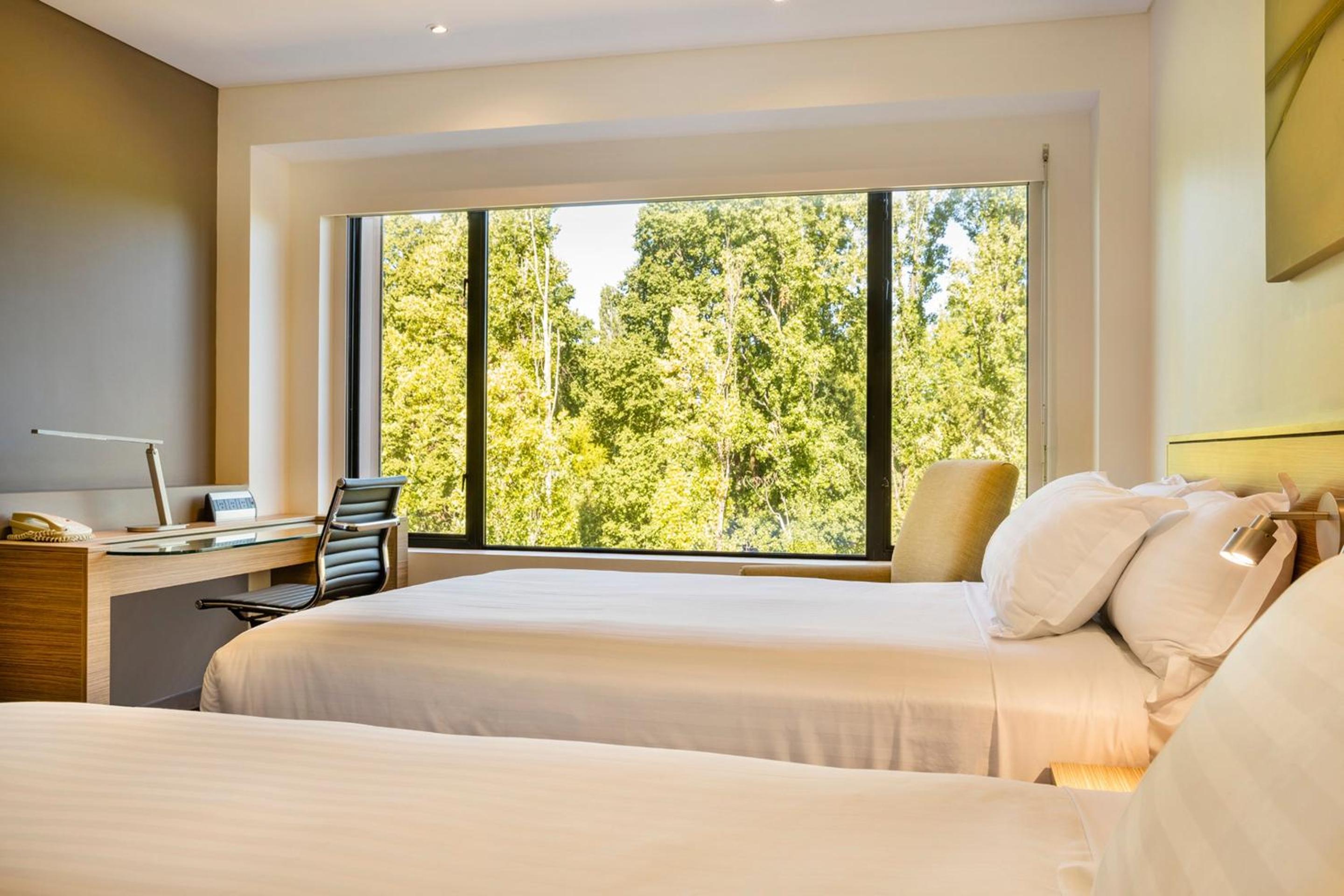 Twin Room with Two Double Beds with Park View - Photo 3