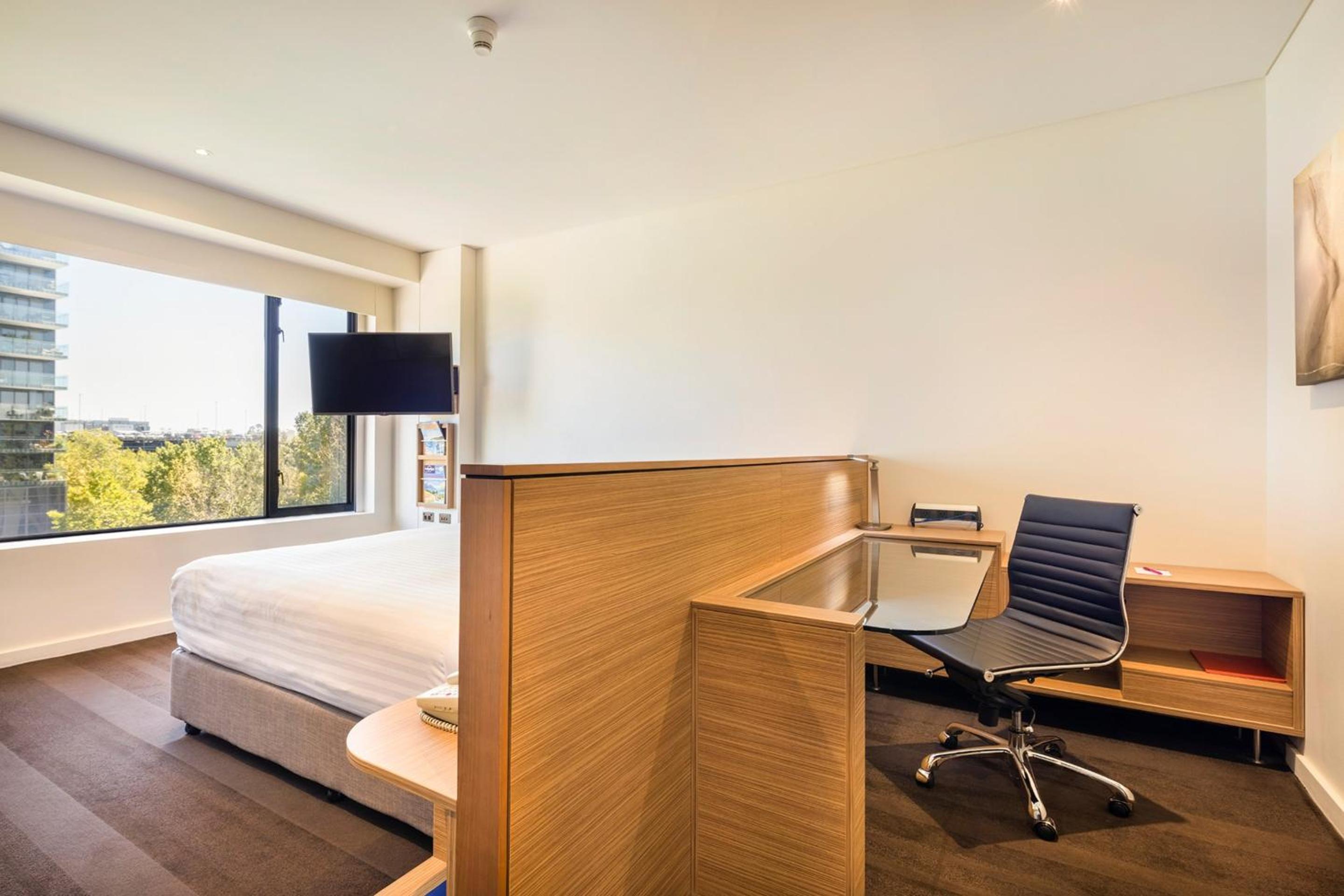 Standard King Room with City View - Photo 2