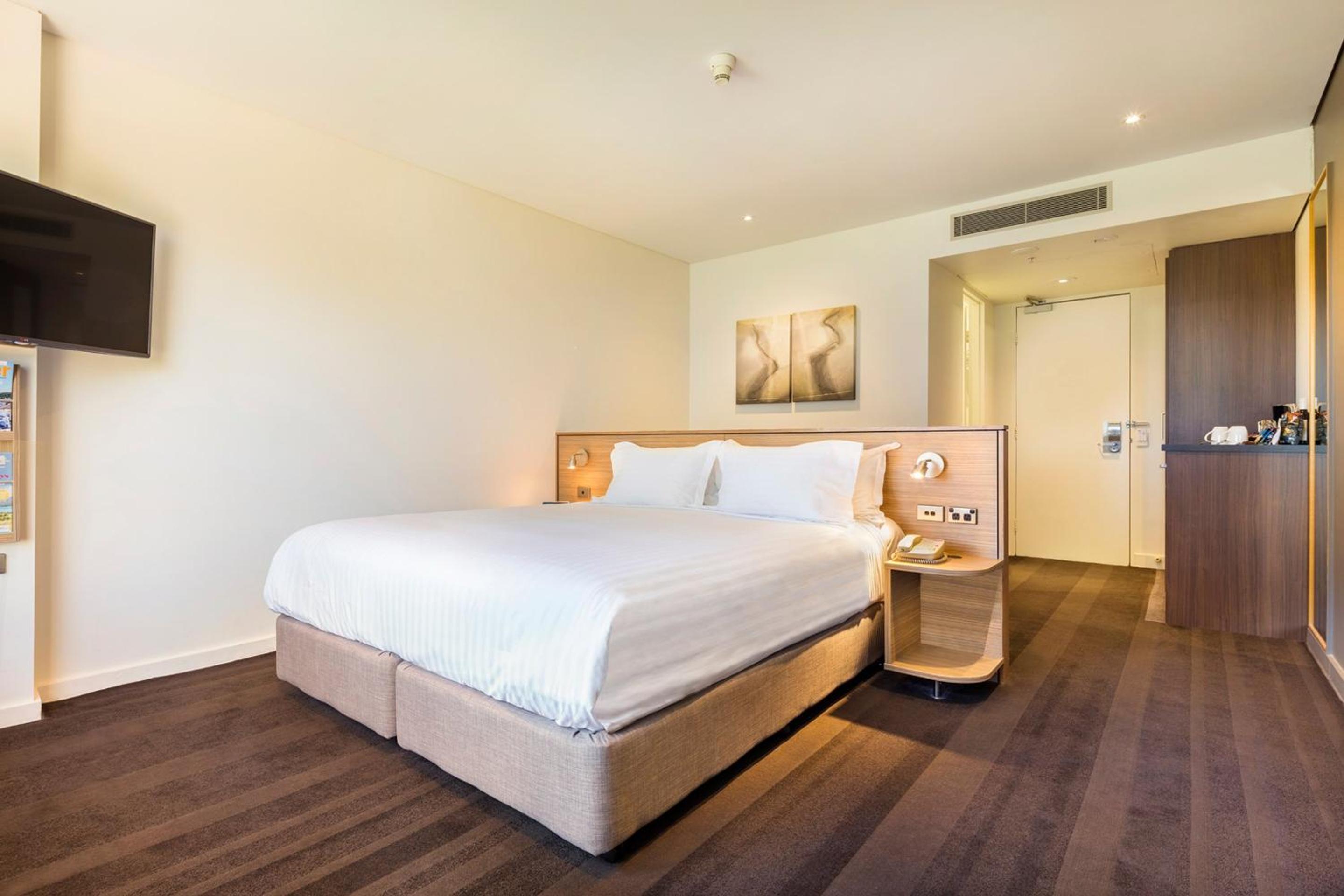 Standard King Room with City View - Photo 3
