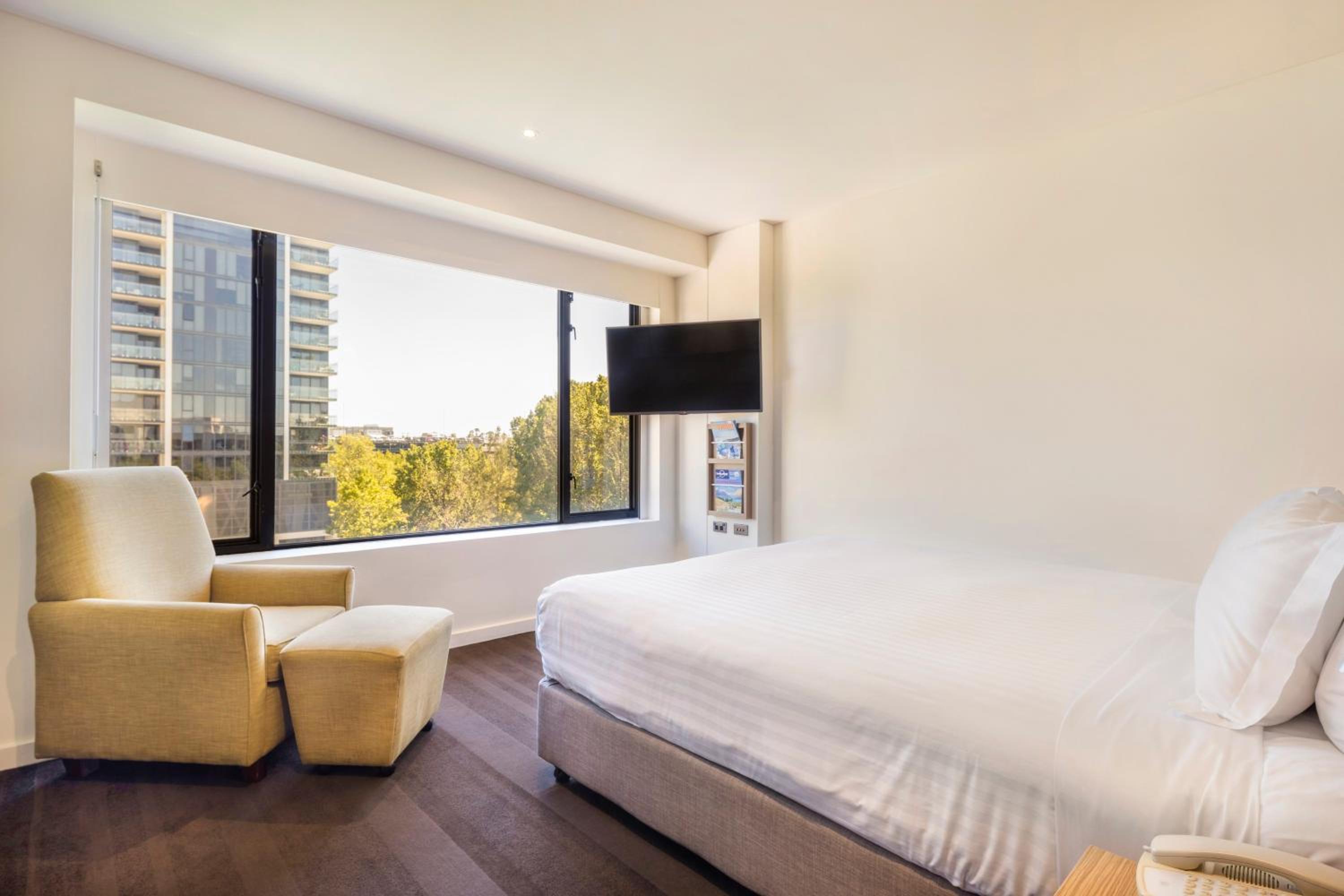 Standard King Room with City View - Photo 6
